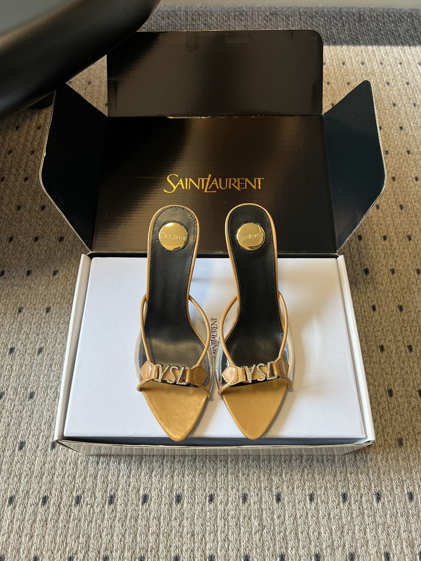 NO:784511,Saint Lauren*26SS new spring and summer pointed toe stiletto sandals are summer high-heeled models with a cool and elegant feel. This pair directly brings French sex appeal and high-end texture!  The design perfectly captures the aesthetic point of fashion stars. It is embellished with iconic brand elements and has low-key recognition. The pointed-toe shoe shape is matched with a thin strap design, which can not only lengthen the leg line, but also has an effortless and lazy sexiness. Whether it is paired with a commuting outfit or a date skirt, it can easily create a beautiful and sassy atmosphere.  It can be called an all-rounder in matching scenarios. Pair it with suit pants or skirts for daily commuting, which is neat and stylish; pair it with a dress or wide-leg pants for a date, which instantly enhances sophistication and femininity. Upper butter leather/film Lining sheepskin Outsole Italian genuine leather outsole Size 35-40 (customized size 40 is non-refundable) Heel height 8cm, high heels and slippers, saint laurent, high heels, slippers, skirts, business suit, sheepskin, Leather soles19860909Saint Lauren*26SS春夏新款尖头细跟凉拖 自带冷艳贵气感的夏日高跟款,这双直接把法式性感和高级质感拉满！设计上完美踩中了时髦星人的审美点,标志性的品牌元素点缀,自带低调的辨识度,尖头鞋型搭配细带设计,既能拉长腿部线条,又自带毫不费力的慵懒性感,不管是搭配通勤装还是约会裙装,都能轻松穿出又美又飒的氛围感. 搭配场景堪称万能选手,日常通勤搭配西装裤或半身裙,利落又有气场；约会搭配连衣裙或阔腿裤,瞬间提升精致度与女人味. 鞋面牛油皮/胶片 内里羊皮 大底意大利真皮大底 size35-40码（40码定制不退换） 跟高8cm,高跟鞋拖鞋,saint laurent,high heels,slippers,skirts,business suit,sheepskin,Leather soles,Women's Shoes