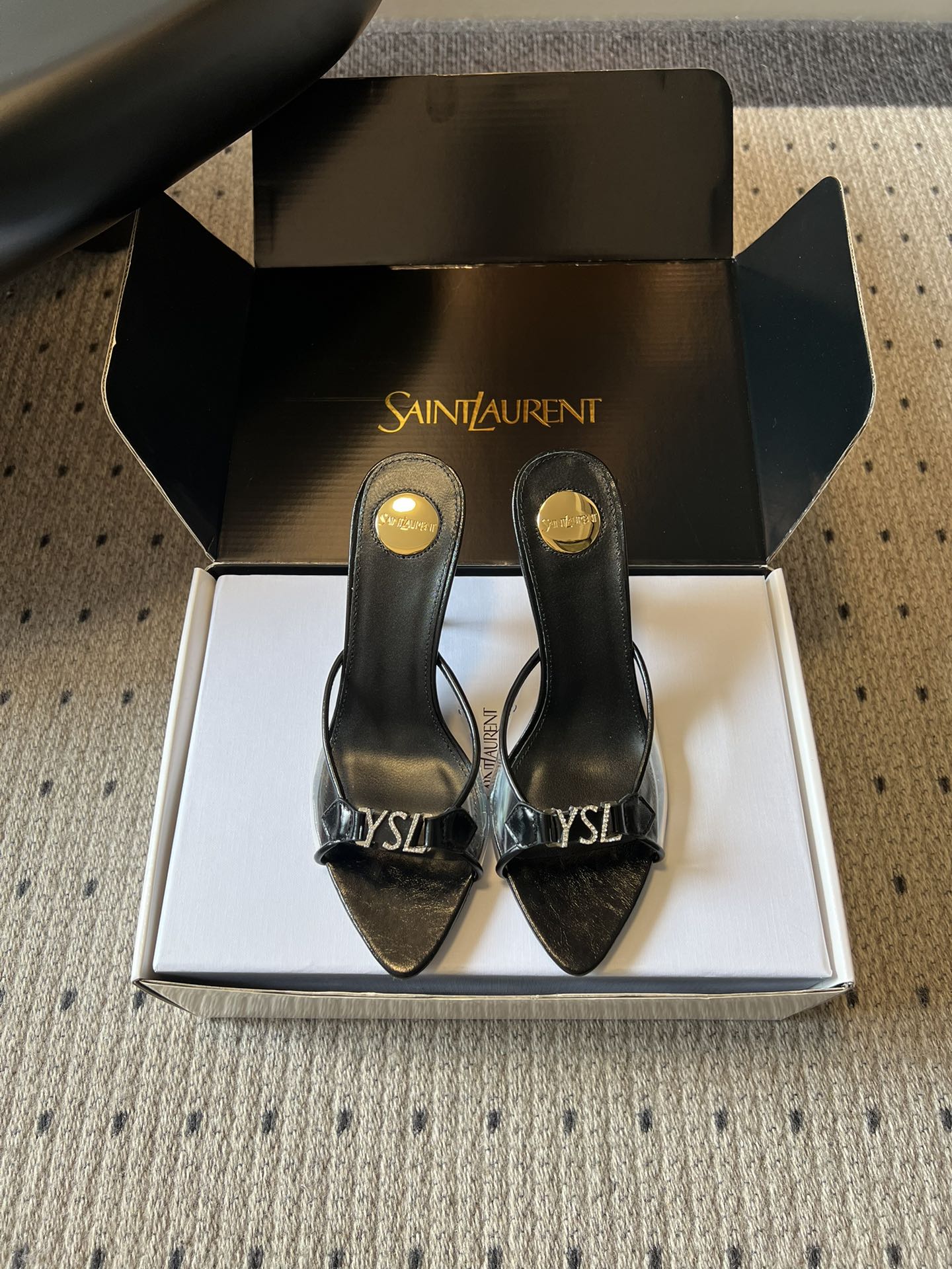 NO:784514,Saint Lauren*26SS new spring and summer pointed toe stiletto sandals are summer high-heeled models with a cool and elegant feel. This pair directly brings French sex appeal and high-end texture!  The design perfectly captures the aesthetic point of fashion stars. It is embellished with iconic brand elements and has low-key recognition. The pointed-toe shoe shape is matched with a thin strap design, which can not only lengthen the leg line, but also has an effortless and lazy sexiness. Whether it is paired with a commuting outfit or a date skirt, it can easily create a beautiful and sassy atmosphere.  It can be called an all-rounder in matching scenarios. Pair it with suit pants or skirts for daily commuting, which is neat and stylish; pair it with a dress or wide-leg pants for a date, which instantly enhances sophistication and femininity. Upper butter leather/film Lining sheepskin Outsole Italian genuine leather outsole Size 35-40 (customized size 40 is non-refundable) Heel height 8cm, high heels and slippers, saint laurent, high heels, slippers, skirts, business suit, sheepskin, Leather soles19860909Saint Lauren*26SS春夏新款尖头细跟凉拖 自带冷艳贵气感的夏日高跟款,这双直接把法式性感和高级质感拉满！设计上完美踩中了时髦星人的审美点,标志性的品牌元素点缀,自带低调的辨识度,尖头鞋型搭配细带设计,既能拉长腿部线条,又自带毫不费力的慵懒性感,不管是搭配通勤装还是约会裙装,都能轻松穿出又美又飒的氛围感. 搭配场景堪称万能选手,日常通勤搭配西装裤或半身裙,利落又有气场；约会搭配连衣裙或阔腿裤,瞬间提升精致度与女人味. 鞋面牛油皮/胶片 内里羊皮 大底意大利真皮大底 size35-40码（40码定制不退换） 跟高8cm,高跟鞋拖鞋,saint laurent,high heels,slippers,skirts,business suit,sheepskin,Leather soles,Women's Shoes