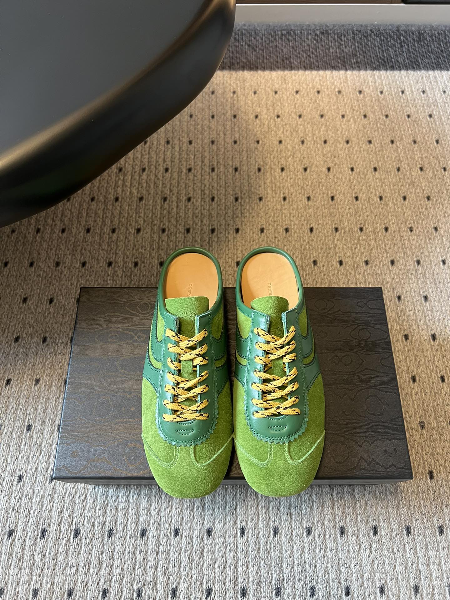 NO:784866,Top quality Dries Van Note*26SS new spring and summer De Xun style retro half-drag. The design perfectly hits the aesthetic point of retro De Xun. The classic shoe shape is matched with neat lines and has low-key recognition. The design of the half-drag takes into account the convenience of putting on and taking off and the retro atmosphere. Whether it is paired with casual wear or light retro wear, you can easily wear the same style as the blogger.  If you want a pair of retro semi-trailers that are comfortable, versatile and high-end, you can really go for this pair with your eyes closed. It can be perfectly adapted to both daily wear and light retro style. It can be easily worn to give an effortless and relaxed sense of elegance. It must have a place in your shoe cabinet!  Cowhide upper, sheepskin lining, rubber outsole, couple size 35-45 (customized size 45 is non-returnable), casual shoes/sports shoes and half-flop, sneakers, cowhide, sheepskin19860909顶级品质 Dries Van Note*26SS春夏新款德训风复古半拖 设计上完美踩中了复古德训的审美点,经典的鞋型搭配利落的线条,自带低调的辨识度,半拖的设计兼顾了穿脱的便捷性和复古氛围,不管是搭配休闲装还是轻复古穿搭,都能轻松穿出博主同款的松弛感. 想要一双兼顾舒适、百搭和高级感的复古半拖,这双真的可以闭眼冲,不管是日常穿搭还是轻复古风都能完美适配,轻松穿出毫不费力的松弛贵气感,鞋柜里一定要有它的位置！ 鞋面牛皮 内里羊皮 大底橡胶大底 情侣size35-45码（45码定制不退换）,休闲鞋/运动鞋半拖,sneakers,cowhide,sheepskin,Women's Shoes