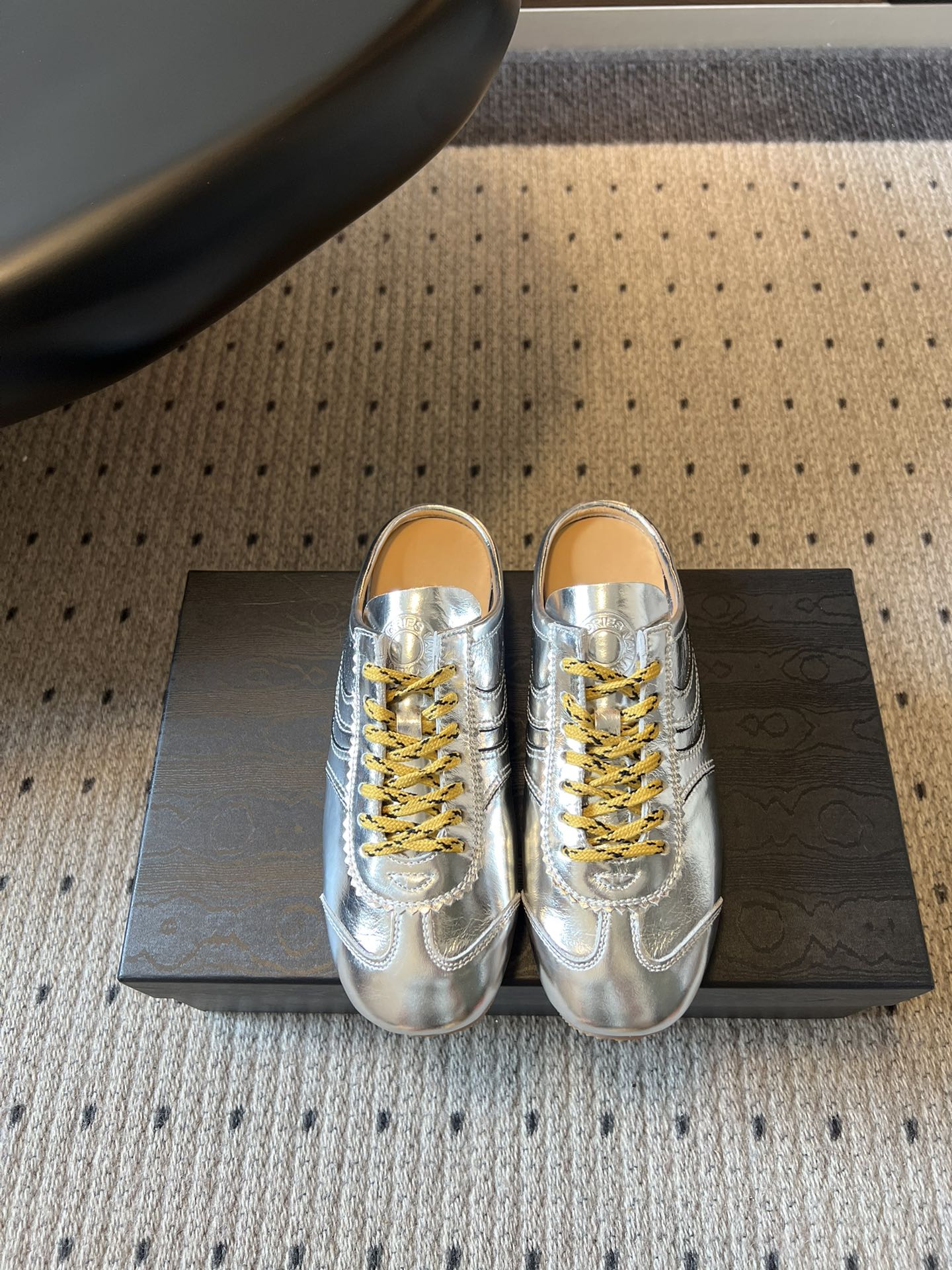 NO:784523,Dries Van Note*26SS new spring and summer De Xun style retro half-drag is designed to perfectly hit the aesthetic point of retro De Xun. The classic shoe shape is matched with neat lines and has low-key recognition. The design of the half-drag takes into account the convenience of putting on and taking off and the retro atmosphere. Whether it is paired with casual wear or light retro wear, you can easily wear the same style as the blogger.  If you want a pair of retro semi-trailers that are comfortable, versatile and high-end, you can really go for this pair with your eyes closed. It can be perfectly adapted to both daily wear and light retro style. It can be easily worn to give an effortless and relaxed sense of elegance. It must have a place in your shoe cabinet!  Cowhide upper, sheepskin lining, rubber outsole, sizes 35-41 (customized sizes 40 and 41 are non-refundable), casual shoes/sports shoes, half-flops, sneakers, cowhide, sheepskin19860909Dries Van Note*26SS春夏新款德训风复古半拖 设计上完美踩中了复古德训的审美点,经典的鞋型搭配利落的线条,自带低调的辨识度,半拖的设计兼顾了穿脱的便捷性和复古氛围,不管是搭配休闲装还是轻复古穿搭,都能轻松穿出博主同款的松弛感. 想要一双兼顾舒适、百搭和高级感的复古半拖,这双真的可以闭眼冲,不管是日常穿搭还是轻复古风都能完美适配,轻松穿出毫不费力的松弛贵气感,鞋柜里一定要有它的位置！ 鞋面牛皮 内里羊皮 大底橡胶大底 size35-41码（40、41码定制不退换）,休闲鞋/运动鞋半拖,sneakers,cowhide,sheepskin,Women's Shoes