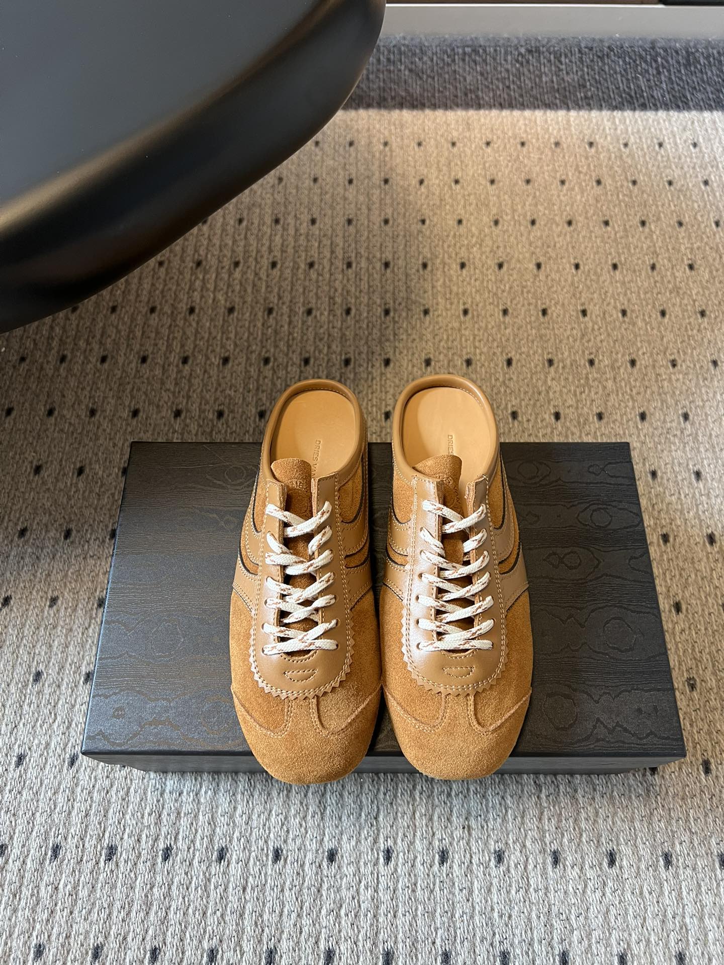 NO:784869,Top quality Dries Van Note*26SS new spring and summer De Xun style retro half-drag. The design perfectly hits the aesthetic point of retro De Xun. The classic shoe shape is matched with neat lines and has low-key recognition. The design of the half-drag takes into account the convenience of putting on and taking off and the retro atmosphere. Whether it is paired with casual wear or light retro wear, you can easily wear the same style as the blogger.  If you want a pair of retro semi-trailers that are comfortable, versatile and high-end, you can really go for this pair with your eyes closed. It can be perfectly adapted to both daily wear and light retro style. It can be easily worn to give an effortless and relaxed sense of elegance. It must have a place in your shoe cabinet!  Cowhide upper, sheepskin lining, rubber outsole, couple size 35-45 (customized size 45 is non-returnable), casual shoes/sports shoes and half-flop, sneakers, cowhide, sheepskin19860909顶级品质 Dries Van Note*26SS春夏新款德训风复古半拖 设计上完美踩中了复古德训的审美点,经典的鞋型搭配利落的线条,自带低调的辨识度,半拖的设计兼顾了穿脱的便捷性和复古氛围,不管是搭配休闲装还是轻复古穿搭,都能轻松穿出博主同款的松弛感. 想要一双兼顾舒适、百搭和高级感的复古半拖,这双真的可以闭眼冲,不管是日常穿搭还是轻复古风都能完美适配,轻松穿出毫不费力的松弛贵气感,鞋柜里一定要有它的位置！ 鞋面牛皮 内里羊皮 大底橡胶大底 情侣size35-45码（45码定制不退换）,休闲鞋/运动鞋半拖,sneakers,cowhide,sheepskin,Women's Shoes