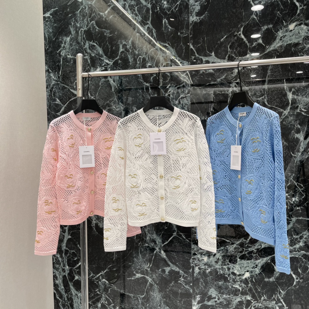 NO:786232,P The highest version on the market, the girl inspects the goods, trims the three marks on the threads, and ships the goods. You can send pictures and videos. If you want quality and service, please add me on WeChat. We will not accept urgent orders. Xiaoxiang 26 new summer style Camellia hollow knitted cardigan Camellia hollow knitted cardigan Golden buttons Full marks for exquisiteness and elegance Hollow knitting technology Three-dimensional camellia embroidery, super beautiful details! Light and breathable, super comfortable to wear in spring and summer  Wear alone or layered with suspenders, T-shirts are all great ~ three colors SML, Chanel-clothing, chanel, tees, t-shirt,19860909P市面最高版本小妹验货、修剪线头上三标、发货可发图及拍视频,要品质要服务的加我微信,不接急单. 小香 26夏季新款 山茶花镂空针织开衫 山茶花镂空针织开衫 金色纽扣 精致优雅满分 镂空针织工艺 立体山茶花刺绣,细节超美!轻薄透气 春夏穿超舒服 单穿or叠搭吊带,T恤都很出彩~三个色SML,香奈儿-服装,chanel,tees，t-shirt,,Women's clothing