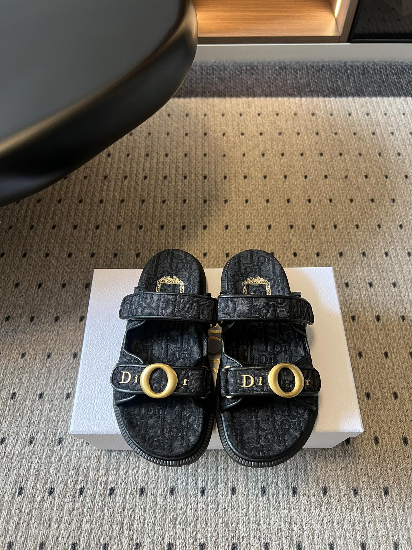 NO:784927,Top quality Dio*26SS new spring and summer double-strap Velcro sandals, summer shoes with a relaxed and elegant feel are here, this pair is the existence of laziness and sophistication welded to the feet!  The design directly meets the aesthetic point of fashionable celebrities. The double-strap design and the iconic metal buckle make it instantly recognizable. It has a low-key high-end texture. Whether it is wearing casual clothes or light French clothes, it can be easily adapted. You can wear the same style of bloggers without having to worry about matching. The foot feel experience is also completely online. The soft soles feel like stepping on clouds. There is no hard feeling at all, and your feet will not be tired after walking for a long time.  Cowhide upper, cowhide lining, outsole, original molded outsole, size 35-41 (customized sizes 40 and 41 are not returnable), heel height 3.5cm, slippers, sandals, dior, sandals, slippers, cowhide19860909顶级品质 Dio*26SS春夏新款双带魔术贴凉拖 自带松弛贵气感的夏日神鞋来啦,这双就是把慵懒和精致焊在脚上的存在！设计上直接踩中了时髦星人的审美点,双带的设计加上标志性的金属扣,辨识度直接拉满,自带低调的高级质感,不管是穿休闲装还是轻法式的衣服,都能轻松适配,不用费心搭配就能穿出博主同款的松弛感. 脚感体验也完全在线,软乎乎的鞋底踩上去像踩在云朵上一样,完全不会有硬邦邦的感觉,久走也不会累脚. 鞋面牛皮 内里牛皮 大底原版开模大底 size35-41码（40、41码定制不退换） 跟高3.5cm,拖鞋凉鞋,dior,sandals,slippers,cowhide,Women's Shoes