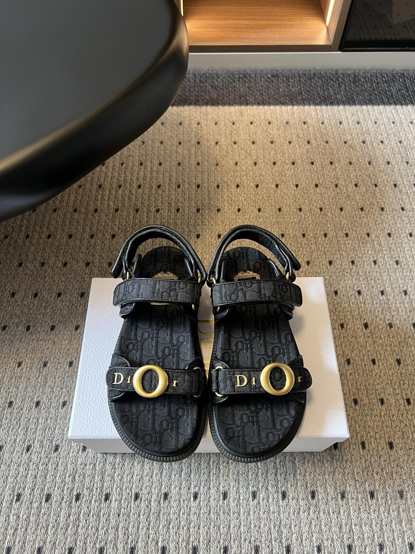 NO:784916,Top quality Dio*26SS new spring and summer double-strap Velcro sandals. Lazy and exquisite sandals that are just needed in summer. This pair directly welds comfort and luxury together!  The design is completely in line with the aesthetic point of fashion celebrities. The iconic metal buckle and classic elements are embellished with low-key recognition. The design of the back strap takes into account the convenience of putting on and taking off and the stability of the foot. The double-strap Velcro design is suitable for various foot types. Whether it is daily casual style or light French style, it can be easily adapted. It has the relaxed and noble feeling of the same style as the blogger.  The details take the texture to the extreme, and the classic element embellishments instantly enhance the style of the entire pair of shoes, which are low-key and unobtrusive. Cowhide upper, cowhide lining, original molded outsole, size 35-41 (customized sizes 40 and 41 are non-returnable), heel height 3.5cm, slippers, sandals, dior, sandals, slippers, cowhide19860909顶级品质 Dio*26SS春夏新款双带魔术贴凉鞋 夏日刚需的懒人精致款凉鞋,这双直接把舒适和高级感焊在了一起！设计上完全踩中了时髦星人的审美点,标志性的金属扣和经典元素点缀,自带低调的辨识度,后绊带的设计兼顾了穿脱的便捷性和上脚的稳固感,双带魔术贴的设计更是适配各种脚型,不管是日常休闲风还是轻法式穿搭,都能轻松适配,自带博主同款的松弛贵气感. 细节上更是把质感拉到极致,经典的元素点缀让整双鞋的格调瞬间提升,低调又不张扬. 鞋面牛皮 内里牛皮 大底原版开模大底 size35-41码（40、41码定制不退换） 跟高3.5cm,拖鞋凉鞋,dior,sandals,slippers,cowhide,Women's Shoes