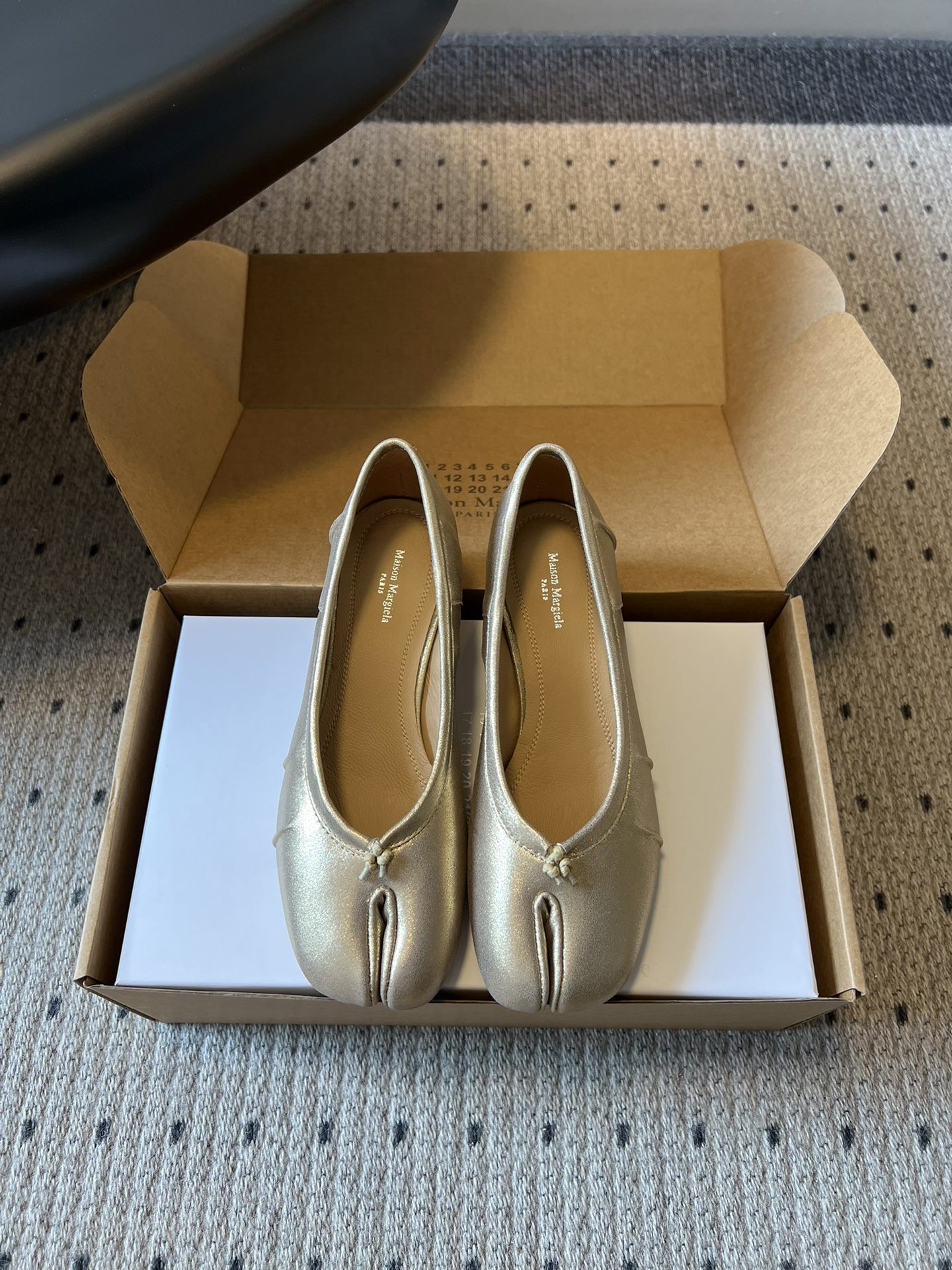 NO:784317,Guangdong purchasing agent Maison Margiela 26ss spring and summer new split toe ballet low heels  The design perfectly hits the aesthetic point of avant-garde aesthetics. The iconic split-toe toe is paired with a classic ballet shoe shape. It is highly recognizable while retaining the gentle temperament of ballet shoes. The neat lines and soft texture can not only modify the foot shape, but also bring an effortless relaxed atmosphere. Whether it is paired with a sweet girl style or a minimalist style, it can easily create a unique and cool temperament.  The foot feel experience is also completely online, the shoe shape fits the foot shape, and there is no discomfort on the upper foot at all. The soft lining allows you to maintain comfort even if you wear it for a long time. Upper sheepskin/cow leather, lining sheepskin, outsole Italian genuine leather outsole, size 35-40 (customized size 40 is not returnable), heel height 3cm, split-toe shoes, cowhide, sheepskin, Leather soles19860909莞产代购级 Maison Margiela 26ss春夏新款分趾芭蕾低跟鞋 设计上完美踩中了先锋美学的审美点,标志性的分趾鞋头搭配经典芭蕾鞋型,自带高辨识度的同时又保留了芭蕾鞋的温柔气质,利落的线条搭配柔和的质感,既能修饰脚型,又自带毫不费力的松弛氛围感,不管是搭配甜妹风还是极简风穿搭,都能轻松穿出又仙又酷的独特气质. 脚感体验也完全在线,鞋型贴合脚型,上脚完全不会有磨脚的不适感,软乎乎的内里让久穿也能保持舒适感. 鞋面羊皮/牛皮 内里羊皮 大底意大利真皮大底 size35-40码（40码定制不退换） 跟高3cm,分趾鞋,cowhide,sheepskin,Leather soles,Women's Shoes