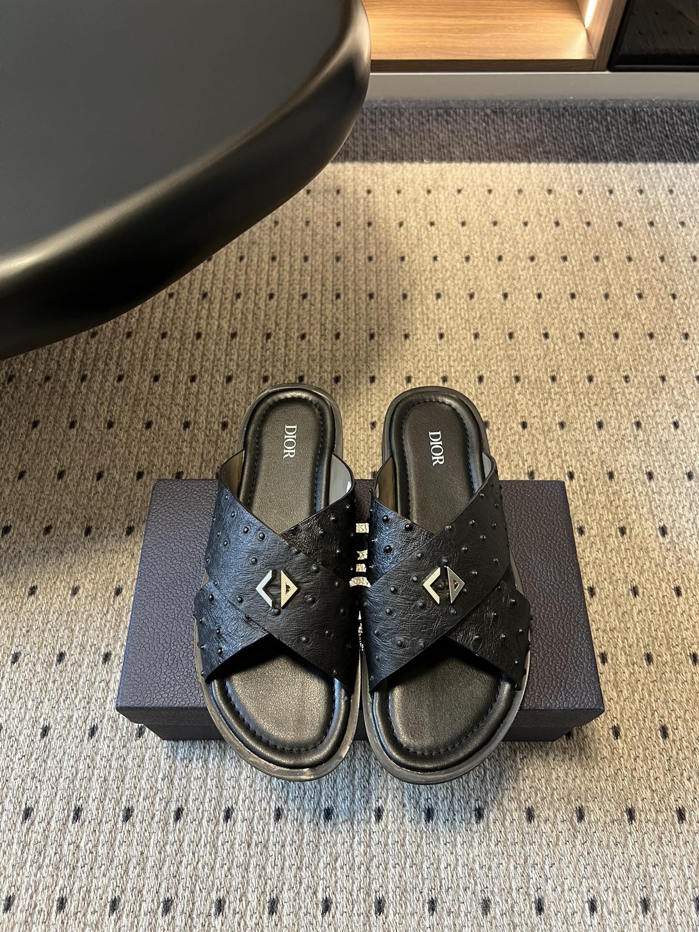 NO:786001,The top version of Dior 26ss spring and summer new men's cross-strap metal logo slippers. The cross-strap shape has a neat texture, and the metal logo embellishment is just right. It is not ostentatious but shows the luxury brand style. The delicate texture has its own high-end texture, and the upper foot has a low-key nobility, which can show the taste without unnecessary decoration. The foot feel experience is both comfortable and textured. The design that fits the foot shape is matched with a soft inner, which is light and burdenless on the foot, and will not tire your feet after long-term wear.  Size 39-46 (customized sizes 45 and 46 are not returnable), slippers, dior, slippers19860909顶级版本 Dior 26ss春夏新款男士交叉带金属标拖鞋 交叉带造型自带利落质感,金属标识点缀恰到好处,不张扬却尽显奢牌格调.细腻的纹理质感自带高级肌理,上脚自带低调贵气,不用多余装饰就能彰显品味. 脚感体验更是舒适与质感兼顾,贴合脚型的设计搭配柔软内里,上脚轻盈无负担,久穿也不会累脚. size39-46码（45、46码定制不退换）,拖鞋,dior,slippers,Women's Shoes