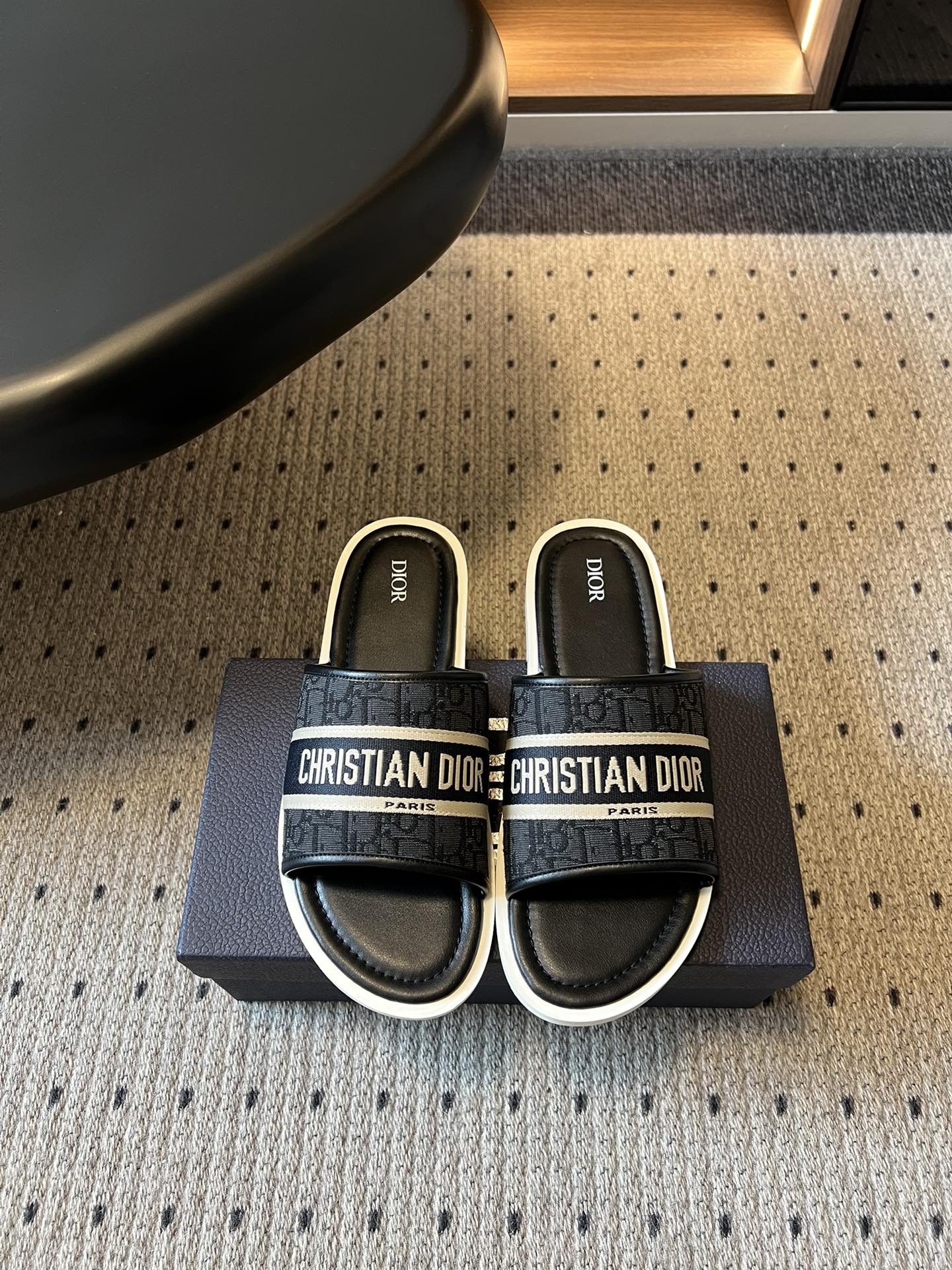 NO:786020,The top version of Dior 26ss spring and summer new men's presbyopic letter slippers. Its design perfectly reproduces the brand's classic aesthetic language. The iconic presbyopic fabric is paired with eye-catching brand letter webbing, which brings a low-key and flamboyant sense of elegance. The multi-color options cover different wearing scenarios, whether it is refreshing and casual or commuting texture, it can be easily adapted, and it will look effortlessly fashionable on the feet.  The brand logo in the details is low-key and hides a sense of identity, showing your taste inadvertently. The neat silhouette does not pick the shape of your feet. Sizes 39-46 (customized sizes 45 and 46 are non-refundable), slippers, dior, slippers19860909顶级版本 Dior 26ss春夏新款男士老花字母拖鞋 它的设计完美复刻了品牌的经典美学语言,标志性老花面料搭配醒目品牌字母织带,自带低调又张扬的贵气感.多色选择覆盖不同穿搭场景,无论是清爽休闲还是通勤质感,都能轻松适配,上脚就是不费力的时髦感. 细节处的品牌标识低调又暗藏身份感,在不经意间彰显你的品味,利落的版型不挑脚型. size39-46码（45、46码定制不退换）,拖鞋,dior,slippers,Women's Shoes