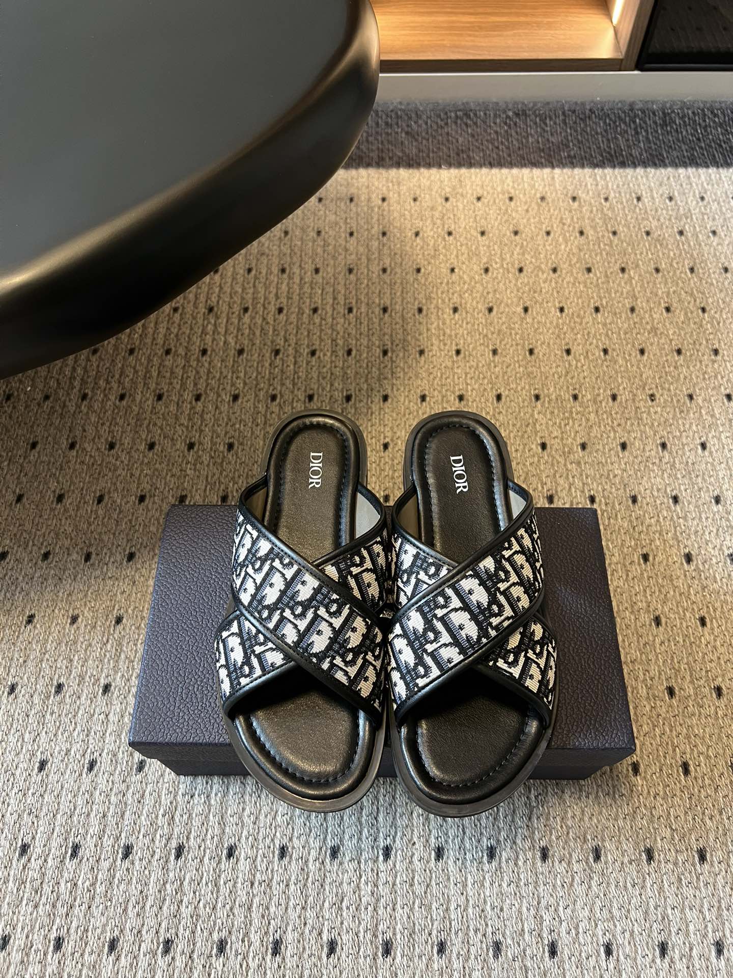 NO:786015,The top version of Dior 26Sss new spring and summer men's cross-strap presbyopia slippers is a lazy shoe with the brand's signature tone, which combines classic presbyopia with casual design to create a high-end texture. Its design is a balance between classic and simple, the cross-strap shape has neat tension, and the iconic presbyopic fabric is low-key and recognizable, showing the luxury brand taste without unnecessary decoration. The multi-color options are suitable for different wearing styles, whether it is refreshing and casual or commuting texture, you can easily choose it.  The foot feel experience is both comfortable and textured. The cross-strap design fits the foot shape and is matched with a soft lining. It is light on the foot and does not press on the foot. It will not tire the foot after long-term wear. Size 39-46 (customized sizes 45 and 46 are not returnable), slippers, dior, slippers19860909顶级版本 Dior 26Sss春夏新款男士交叉带老花拖鞋 自带品牌标志性格调的懒人鞋款,把经典老花与随性设计玩出了高级质感.它的设计是经典与简约的平衡之作,交叉带造型自带利落张力,标志性老花面料低调又有辨识度,不用多余装饰就能彰显奢牌品味.多色选择适配不同穿搭风格,不管是清爽休闲还是通勤质感,都能轻松拿捏. 脚感体验更是舒适与质感兼顾,贴合脚型的交叉带设计搭配柔软内里,上脚轻盈不压脚,久穿也不会累脚. size39-46码（45、46码定制不退换）,拖鞋,dior,slippers,Women's Shoes