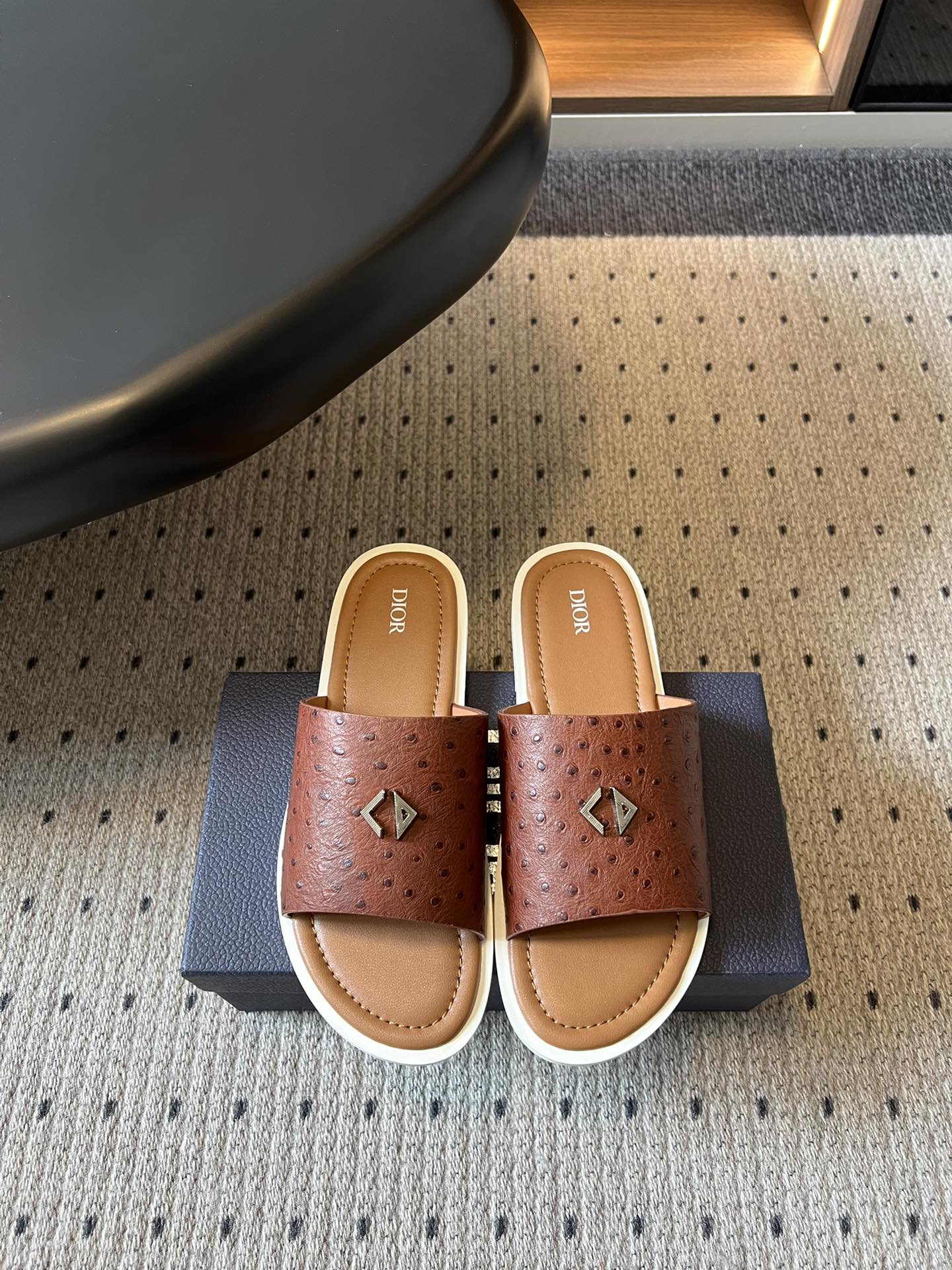 NO:786006,The top version of Dior 26ss spring and summer new men's metal logo one-line slippers. Its design is a collision of simplicity and refinement. The single wide shoe shape is neat and elegant, with its own high-end texture. The metal logo is just right, unobtrusive but full of luxury brand style. The delicate texture has its own high-end texture, and the upper foot has a low-key nobility, which can show the taste without unnecessary decoration.  The foot feel experience is both comfortable and textured. The design fits the foot shape and is matched with a soft lining. It is light and stress-free on the feet and will not tire your feet after long-term wear. Sizes 39-46 (customized sizes 45 and 46 are non-refundable), slippers, dior, slippers19860909顶级版本 Dior 26ss春夏新款男士金属标一字拖鞋 它的设计是简约与精致的碰撞,单条宽面鞋型利落大气,自带高级质感,金属标识点缀恰到好处,不张扬却尽显奢牌格调.细腻的纹理自带高级肌理,上脚自带低调贵气,不用多余装饰就能彰显品味. 脚感体验更是舒适与质感兼顾,贴合脚型的设计搭配柔软内里,上脚轻盈无负担,久穿也不会累脚. size39-46码（45、46码定制不退换）,拖鞋,dior,slippers,Women's Shoes