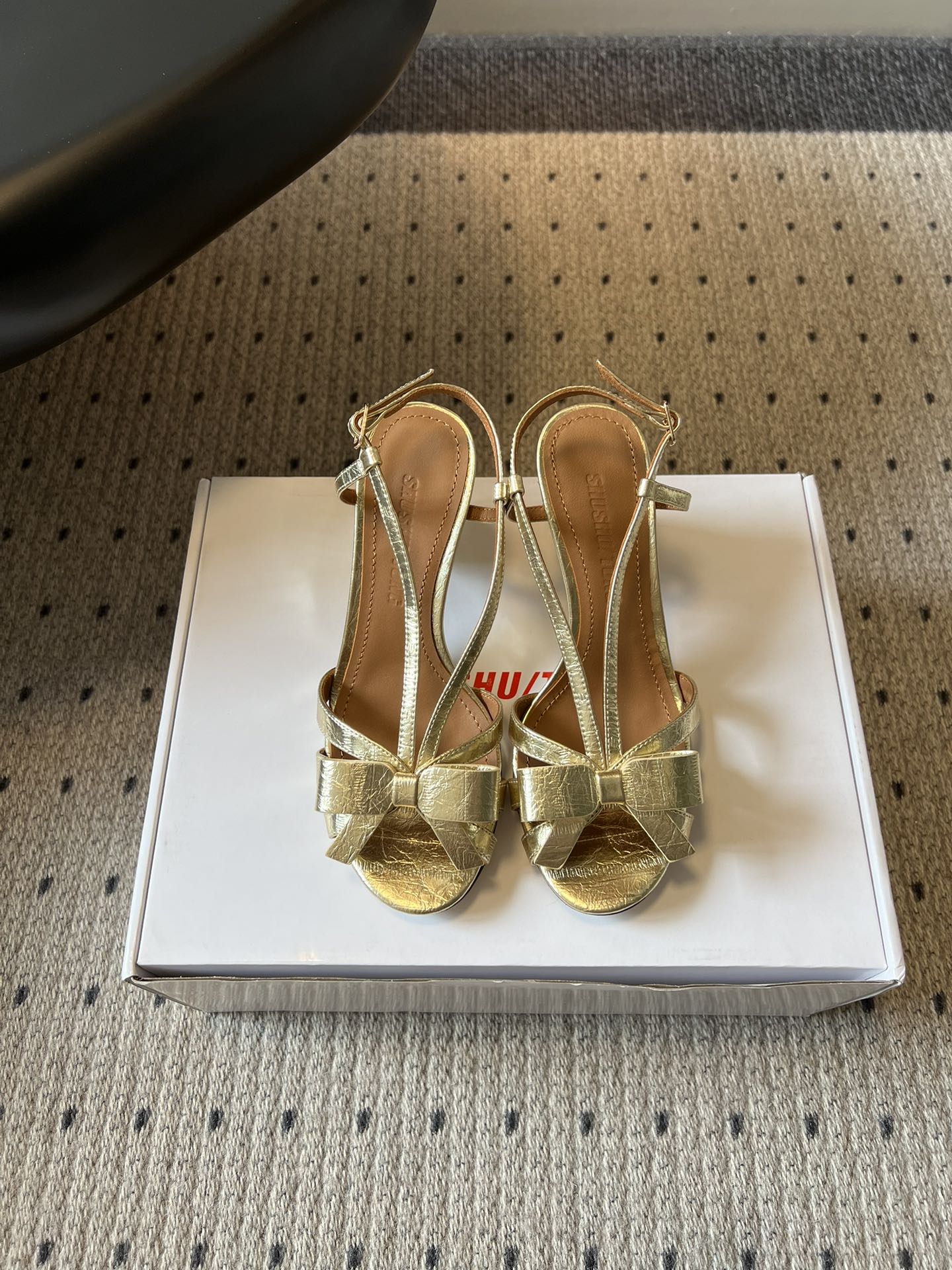 NO:785473,Top quality shushuton* 26SS spring and summer new bow-tie high-heeled shoes. A high-heeled sandal with French sweetness. It balances exquisite girliness and elegant femininity just right. It is a favorite in the spring and summer wardrobe. Whether it is paired with an elegant long skirt or refreshing jeans, it can be easily worn to create a sense of atmosphere. Wear it on dates, vacations or daily commuting, it can quietly add points to the look, and is suitable for various occasions.  The upper foot experience is great. The shape of the shoe fits the shape of the foot. It is stable when walking without grinding the feet. There is no pressure when wearing it for a long time. It can not only improve the body shape, but also take into account the comfort. It is beautiful and does not suffer at all. The upper is imported silk/beaded cowhide/metal leather. The inner sheepskin outsole is Italian genuine leather. Size 35-40 (40 size customization is non-refundable). Heel height 7cm, high-heeled sandals, sandals, high  heels,skirts,jeans,cowhide,sheepskin,real silk,Leather soles19860909顶级品质 shushuton* 26SS春夏新款蝴蝶结细带高跟鞋 自带法式甜美的一款高跟凉鞋,把精致的少女感和优雅的女人味平衡得恰到好处,是春夏衣柜里的心动款.不管是搭配飘逸的长裙,还是清爽的牛仔裤,都能轻松穿出氛围感,约会、度假或者日常通勤穿它,都能悄悄为造型加分,适配各种场合. 上脚的体验感超棒,鞋型贴合脚型,走路稳当不磨脚,长时间穿着也毫无压力,既能拉高身形,又能兼顾舒适感,美美的同时完全不用遭罪. 鞋面进口真丝/开标珠牛皮/金属皮 内里羊皮 大底意大利真皮大底 size35-40码（40码定制不退换） 跟高7cm,高跟鞋凉鞋,sandals,high heels,skirts,jeans,cowhide,sheepskin,real silk,Leather soles,Women's Shoes
