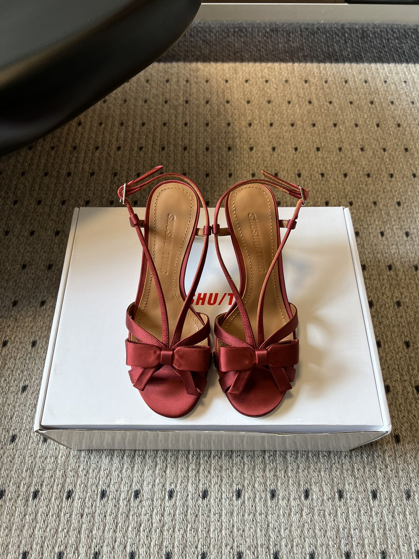 NO:785457,Top quality shushuton* 26SS new spring and summer satin bow thin-strap high heels. This heart-warming model with its own gentle atmosphere, perfectly combines girlish romance and elegant femininity. It is the white moonlight in the spring and summer shoe cabinet. Whether it is paired with a gentle dress or simple jeans, it can easily be worn to create a different feeling. Wear it on dates, parties or daily commuting, it can quietly add points to your style, and is suitable for various occasions.  The details are all carefully considered. The design with its own soft light filter is gentle and eye-catching. It has a gentle temperament on the feet. It is the kind of treasure that will be asked for links when you put it on. Sisters who like sweet girl style can just close their eyes and take it in. The upper is imported silk/open-label beaded cowhide/metal leather. The lining is sheepskin. The outsole is Italian genuine leather. Size 35-40 (40 size customization is non-refundable). Heel height 8cm, high-heeled sandals, sandals, high  heels,skirts,jeans,cowhide,sheepskin,real silk,Leather soles19860909顶级品质 shushuton* 26SS春夏新款缎面蝴蝶结细带高跟鞋 自带温柔氛围感的心动款,把少女的浪漫和优雅的女人味揉合得恰到好处,是春夏鞋柜里的白月光. 不管是搭配温柔的连衣裙,还是简约的牛仔裤,都能轻松穿出不一样的感觉,约会、聚会或者日常通勤穿它,都能悄悄为你的造型加分,适配各种场合. 细节里全是小心思,自带柔光滤镜的设计,温柔又耐看,上脚自带温柔气质,是那种穿上就会被问链接的宝藏款,喜欢甜妹风的姐妹闭眼入就对了. 鞋面进口真丝/开标珠牛皮/金属皮 内里羊皮 大底意大利真皮大底 size35-40码（40码定制不退换） 跟高8cm,高跟鞋凉鞋,sandals,high heels,skirts,jeans,cowhide,sheepskin,real silk,Leather soles,Women's Shoes