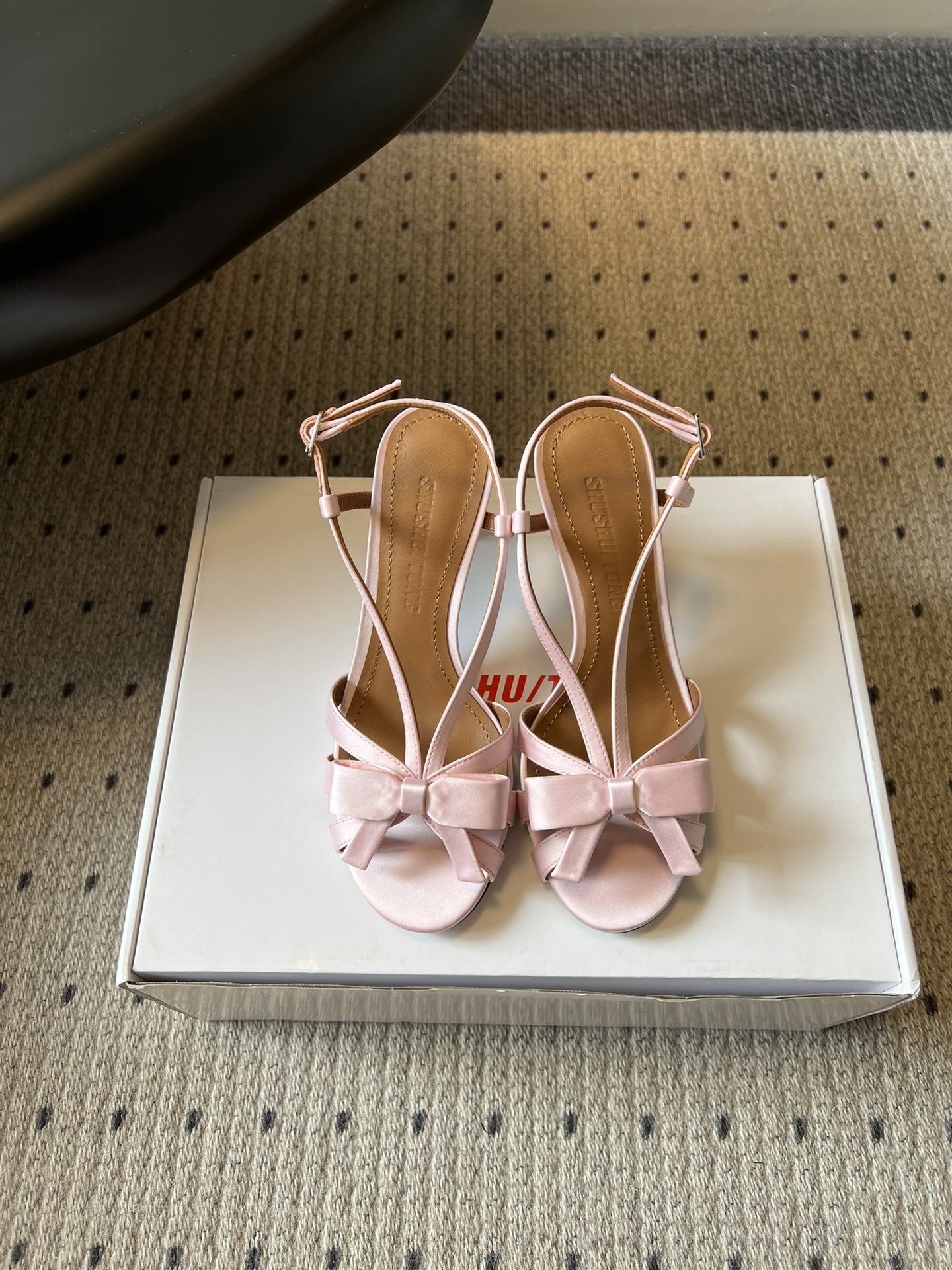 NO:785460,Top quality shushuton* 26SS new spring and summer satin bow thin-strap high heels. This heart-warming model with its own gentle atmosphere, perfectly combines girlish romance and elegant femininity. It is the white moonlight in the spring and summer shoe cabinet. Whether it is paired with a gentle dress or simple jeans, it can easily be worn to create a different feeling. Wear it on dates, parties or daily commuting, it can quietly add points to your style, and is suitable for various occasions.  The details are all carefully considered. The design with its own soft light filter is gentle and eye-catching. It has a gentle temperament on the feet. It is the kind of treasure that will be asked for links when you put it on. Sisters who like sweet girl style can just close their eyes and take it in. The upper is imported silk/open-label beaded cowhide/metal leather. The lining is sheepskin. The outsole is Italian genuine leather. Size 35-40 (40 size customization is non-refundable). Heel height 8cm, high-heeled sandals, sandals, high  heels,skirts,jeans,cowhide,sheepskin,real silk,Leather soles19860909顶级品质 shushuton* 26SS春夏新款缎面蝴蝶结细带高跟鞋 自带温柔氛围感的心动款,把少女的浪漫和优雅的女人味揉合得恰到好处,是春夏鞋柜里的白月光. 不管是搭配温柔的连衣裙,还是简约的牛仔裤,都能轻松穿出不一样的感觉,约会、聚会或者日常通勤穿它,都能悄悄为你的造型加分,适配各种场合. 细节里全是小心思,自带柔光滤镜的设计,温柔又耐看,上脚自带温柔气质,是那种穿上就会被问链接的宝藏款,喜欢甜妹风的姐妹闭眼入就对了. 鞋面进口真丝/开标珠牛皮/金属皮 内里羊皮 大底意大利真皮大底 size35-40码（40码定制不退换） 跟高8cm,高跟鞋凉鞋,sandals,high heels,skirts,jeans,cowhide,sheepskin,real silk,Leather soles,Women's Shoes