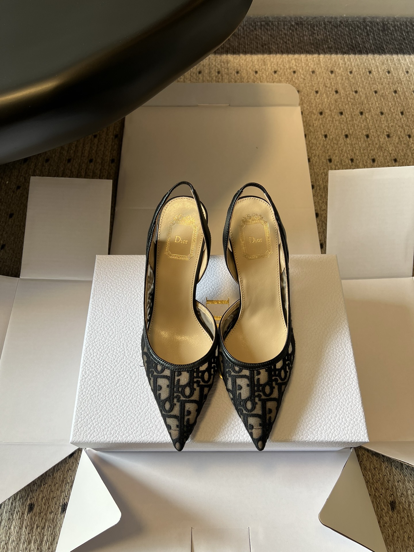 NO:786122,Dio*26SS spring and summer new mesh pointed-toe high heels. This pair of shoes has a sense of 'effortless sophistication'. It perfectly combines the classic brand logo with the elegant pointed-toe silhouette. It is a versatile style that can never go wrong in the wardrobe. Wear it for daily commuting. The neat lines can instantly raise the waistline. Paired with suit pants, you will be a capable workplace heroine. Paired with a straight skirt, you can instantly become a gentle and intellectual urban beauty. There is no choice in style.  The feeling on the foot is amazing, the shape of the shoe fits the shape of the foot, and the feet will not be tired after walking for a long time. The design of the heel can also firmly lock the ankle, so there is no need to worry about slipping, taking into account both good looks and comfort. Upper sheepskin/mesh/embroidery lining sheepskin outsole Italian genuine leather outsole size 35-42 (customized sizes 40, 41, 42 are not returnable) Heel height 8cm, high heels sandals, dior, sandals, high heels, skirts, business  suit,sheepskin,leather soles19860909Dio*26SS春夏新款网纱尖头高跟鞋 这双鞋自带一种「不费力的精致感」,把经典的品牌标识和优雅的尖头廓形揉合得恰到好处,是衣柜里永远不会出错的百搭款.日常通勤穿它,利落的线条能瞬间拉高腰线,搭配西装裤是干练的职场大女主,搭配直筒半裙又能秒变温柔知性的都市丽人,完全不挑穿搭风格. 上脚的脚感很惊喜,鞋型贴合脚型,久走也不会累脚,后跟的设计也能稳稳锁住脚踝,不用担心滑落,兼顾了好看和舒适. 鞋面羊皮/网/刺绣 内里羊皮 大底意大利真皮大底 size35-42码（40、41、42码定制不退换） 跟高8cm,高跟鞋凉鞋,dior,sandals,high heels,skirts,business suit,sheepskin,Leather soles,Women's Shoes