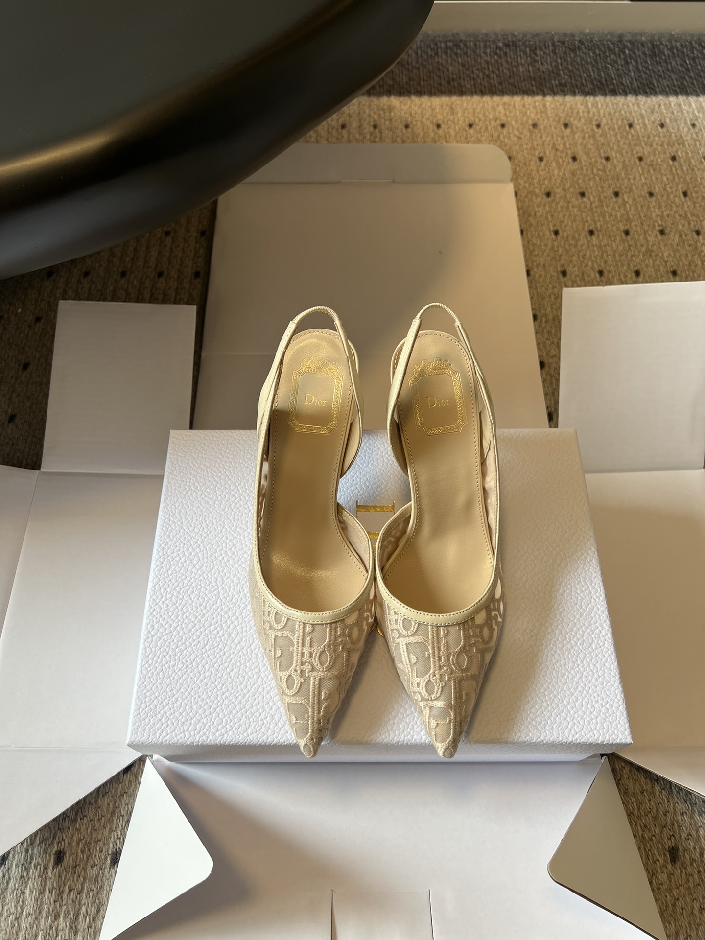 NO:786127,Dio*26SS spring and summer new mesh pointed-toe high heels. This pair of shoes has a sense of 'effortless sophistication'. It perfectly combines the classic brand logo with the elegant pointed-toe silhouette. It is a versatile style that can never go wrong in the wardrobe. Wear it for daily commuting. The neat lines can instantly raise the waistline. Paired with suit pants, you will be a capable workplace heroine. Paired with a straight skirt, you can instantly become a gentle and intellectual urban beauty. There is no choice in style.  The feeling on the foot is amazing, the shape of the shoe fits the shape of the foot, and the feet will not be tired after walking for a long time. The design of the heel can also firmly lock the ankle, so there is no need to worry about slipping, taking into account both good looks and comfort. Upper sheepskin/mesh/embroidery lining sheepskin outsole Italian genuine leather outsole size 35-42 (customized sizes 40, 41, 42 are not returnable) Heel height 8cm, high heels sandals, dior, sandals, high heels, skirts, business  suit,sheepskin,leather soles19860909Dio*26SS春夏新款网纱尖头高跟鞋 这双鞋自带一种「不费力的精致感」,把经典的品牌标识和优雅的尖头廓形揉合得恰到好处,是衣柜里永远不会出错的百搭款.日常通勤穿它,利落的线条能瞬间拉高腰线,搭配西装裤是干练的职场大女主,搭配直筒半裙又能秒变温柔知性的都市丽人,完全不挑穿搭风格. 上脚的脚感很惊喜,鞋型贴合脚型,久走也不会累脚,后跟的设计也能稳稳锁住脚踝,不用担心滑落,兼顾了好看和舒适. 鞋面羊皮/网/刺绣 内里羊皮 大底意大利真皮大底 size35-42码（40、41、42码定制不退换） 跟高8cm,高跟鞋凉鞋,dior,sandals,high heels,skirts,business suit,sheepskin,Leather soles,Women's Shoes