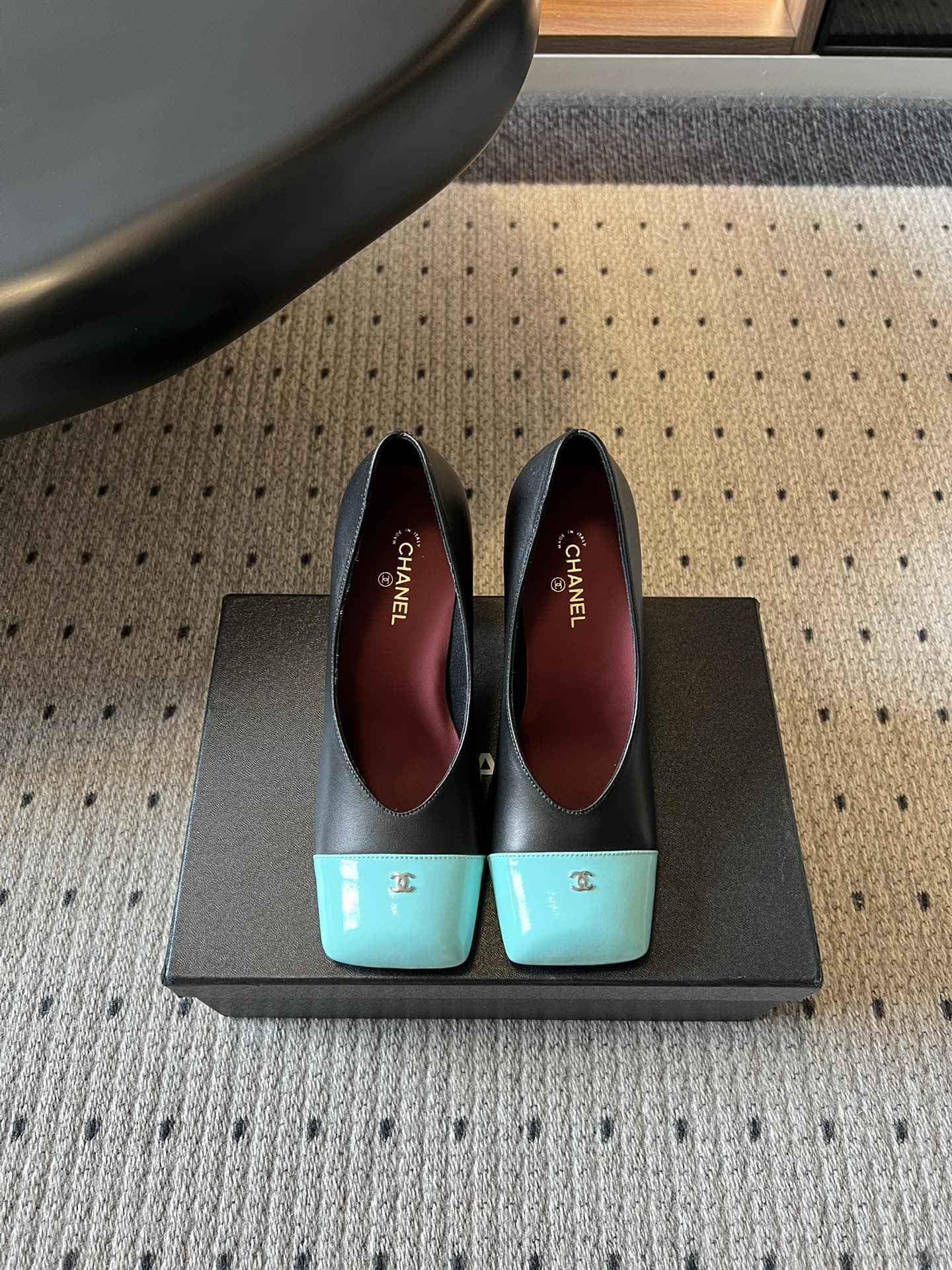 NO:785488,Top quality Chane*26SS early spring new square-toe color-blocked thick-heeled shoes. The classic square-toed shoe shape has a retro and high-end feel. The color-blocked head design instantly lights up the look and makes Chanel's brand more recognizable. The thick-heeled design takes into account both height and stability. The upper foot can become a slender leg in seconds, showing height effortlessly. At the same time, it perfectly modifies the foot shape, and can be easily controlled by wide or fleshy feet. It looks good, and the foot feel is amazing!  The thick heel design is stable but not tiring, and the feet do not wobble when walking. There is no pressure in daily running and commuting. Sheepskin upper, sheepskin lining, genuine leather outsole, size 35-41 (customized sizes 40 and 41 are not returnable), heel height 8.5cm, high heels, chanel, chanel, high heels, sheepskin, Leather soles19860909顶级品质 Chane*26SS早春新款方头拼色粗跟单鞋 经典方头鞋型自带复古高级感,拼色撞头设计瞬间点亮造型,把香奈儿的品牌辨识度拉满.粗跟设计兼顾了高度与稳定性,上脚秒变纤细腿型,显高不费力,同时完美修饰脚型,宽脚、肉脚都能轻松驾驭. 颜值能打,脚感更是绝绝子！粗跟设计稳而不累,走路不晃脚,日常暴走、通勤走路都毫无压力. 鞋面羊皮 内里羊皮 大底真皮大底 size35-41码（40、41码定制不退换） 跟高8.5cm,高跟鞋单鞋,chanel,chanel,high heels,sheepskin,Leather soles,Women's Shoes