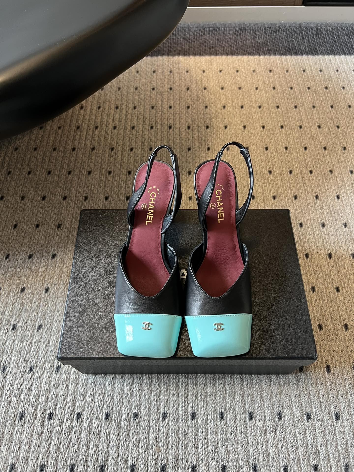 NO:785437,Top quality Chane*26SS early spring new square toe color-blocked thick heel sandals. The square toe design comes with a French retro filter, which can gently modify the foot shape without being picky like pointed shoes. With the fixed design of the back strap, it walks steadily and elegantly. The height of the low heel just balances sophistication and comfort. It is effortless for commuting and eye-catching enough for dating.  You really can't live without a pair of these sandals in your summer wardrobe. They don't choose the occasion or the matching. Just one pair can take care of all your outfit inspirations throughout the spring and summer. Sheepskin upper, sheepskin lining, genuine leather outsole, size 35-41 (customized sizes 40 and 41 are non-refundable), heel height 8.5cm, high heels, sandals, chanel, sandals, high heels, sheepskin, Leather soles19860909顶级品质 Chane*26SS早春新款方头拼色粗跟凉鞋 方头的设计自带法式复古滤镜,既能温柔修饰脚型,又不会像尖头鞋那样挑脚,搭配后绊带的固定设计,走起来稳当又优雅,低跟的高度刚好平衡了精致与舒适,通勤穿不费力,约会穿又足够亮眼. 夏天的衣柜里,真的不能没有一双这样的凉鞋.它不挑场合,不挑搭配,只需要一双,就能承包你整个春夏的所有穿搭灵感. 鞋面羊皮 内里羊皮 大底真皮大底 size35-41码（40、41码定制不退换） 跟高8.5cm,高跟鞋凉鞋,chanel,sandals,high heels,sheepskin,Leather soles,Women's Shoes