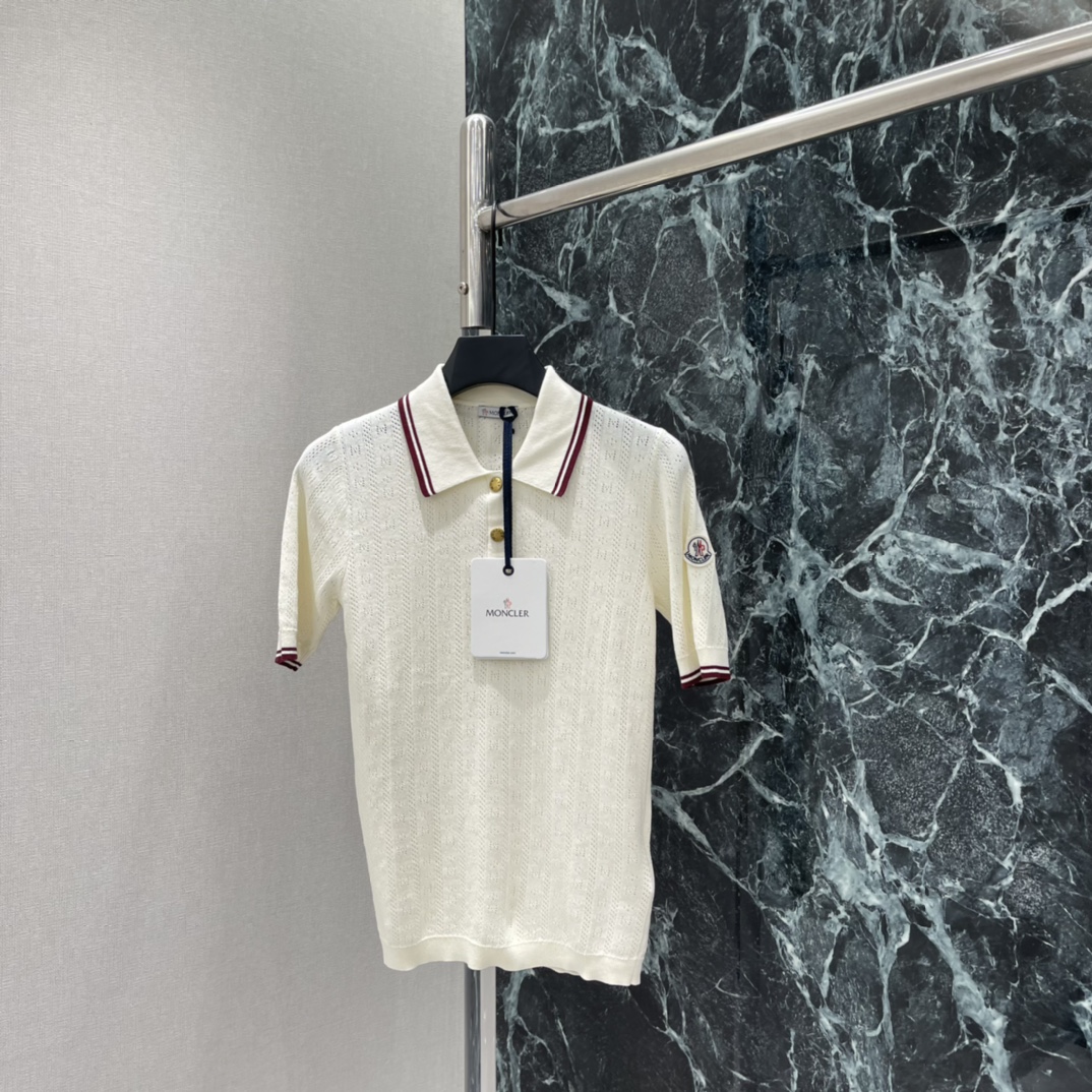 NO:786226,P The highest version on the market, the girl inspects the goods, trims the three marks on the threads, and ships the goods. You can post pictures and take videos. If you want quality and service, add me on WeChat. We will not accept urgent orders. Mengkou 26 new summer style contrasting knitted Polo shirt with burgundy stripes on the collar. Full of college style. The lapel design is equipped with metal buttons. The details are exquisite and advanced. The cuffs have brand badges, which are highly recognizable! The fit is slim  It can be easily used for commuting and leisure. It is OK to wear with jeans or casual pants. It is comfortable and stylish~ One color SML, Mongolian clothing, Moncler, jeans,19860909P市面最高版本小妹验货、修剪线头上三标、发货可发图及拍视频,要品质要服务的加我微信,不接急单. 蒙口 26夏季新款 撞色针织Polo衫 领口酒红条纹 学院风满满 翻领设计配金属纽扣 细节精致又高级 袖口有品牌徽章,辨识度超高!版型修身 通勤休闲都能轻松驾驭,搭牛仔裤或休闲裤都很OK,舒适又有型~一个色SML,蒙口-服装,Moncler,jeans,,Women's clothing