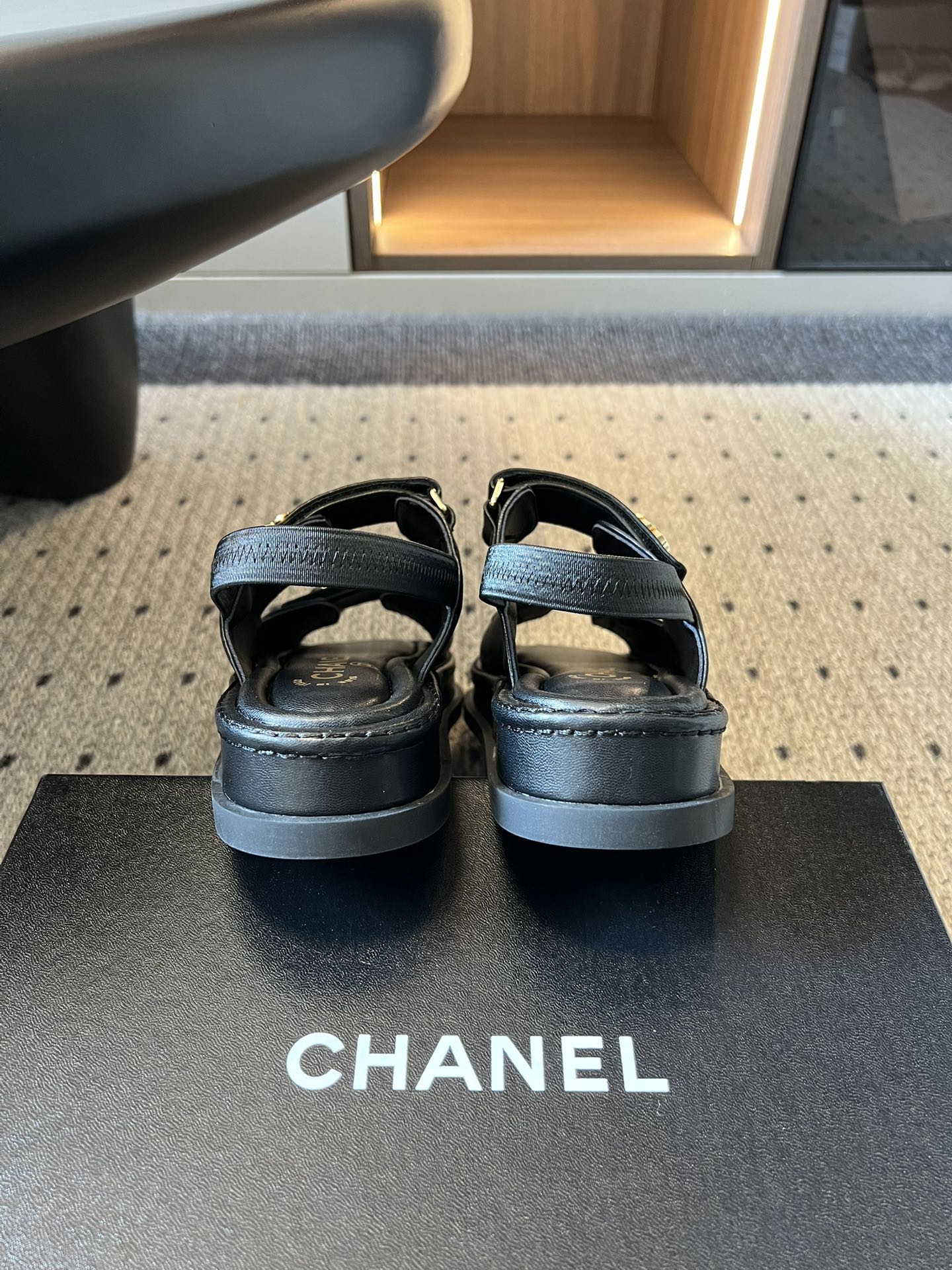 Chane*26SS春夏新款双C魔术贴厚底凉鞋经典与舒适的完美融合，这双凉拖就是懒人也能轻松驾驭的贵气单