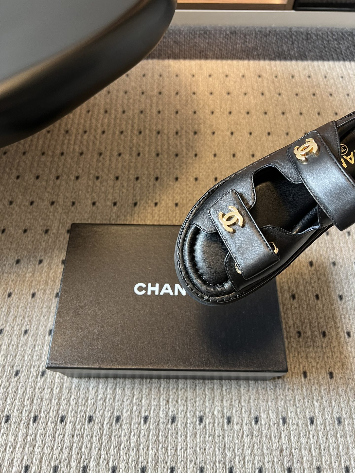 Chane*26SS春夏新款双C魔术贴厚底凉鞋经典与舒适的完美融合，这双凉拖就是懒人也能轻松驾驭的贵气单