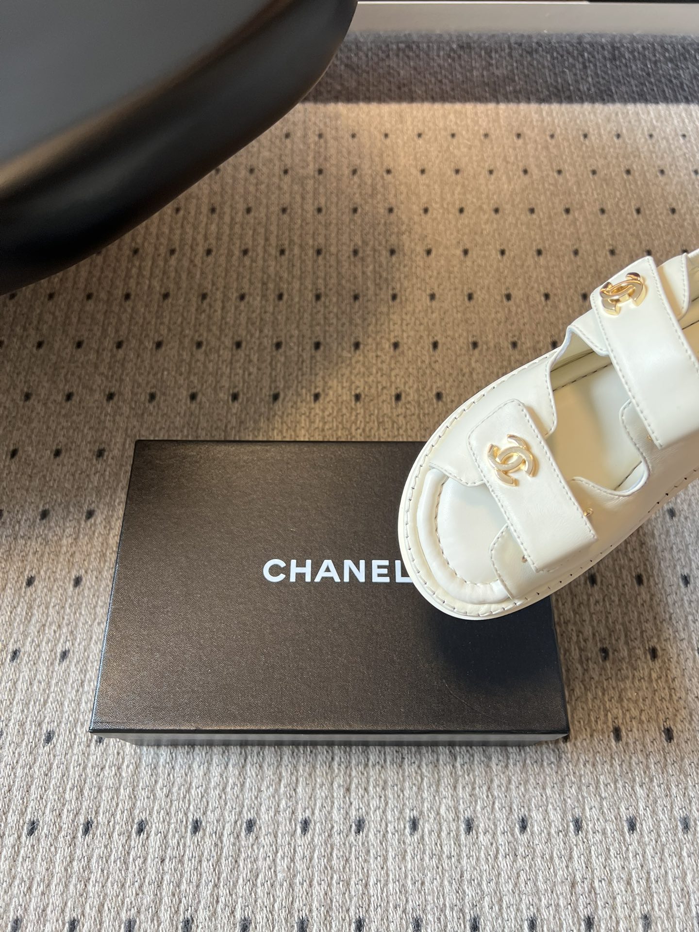 Chane*26SS春夏新款双C魔术贴厚底凉鞋经典与舒适的完美融合，这双凉拖就是懒人也能轻松驾驭的贵气单