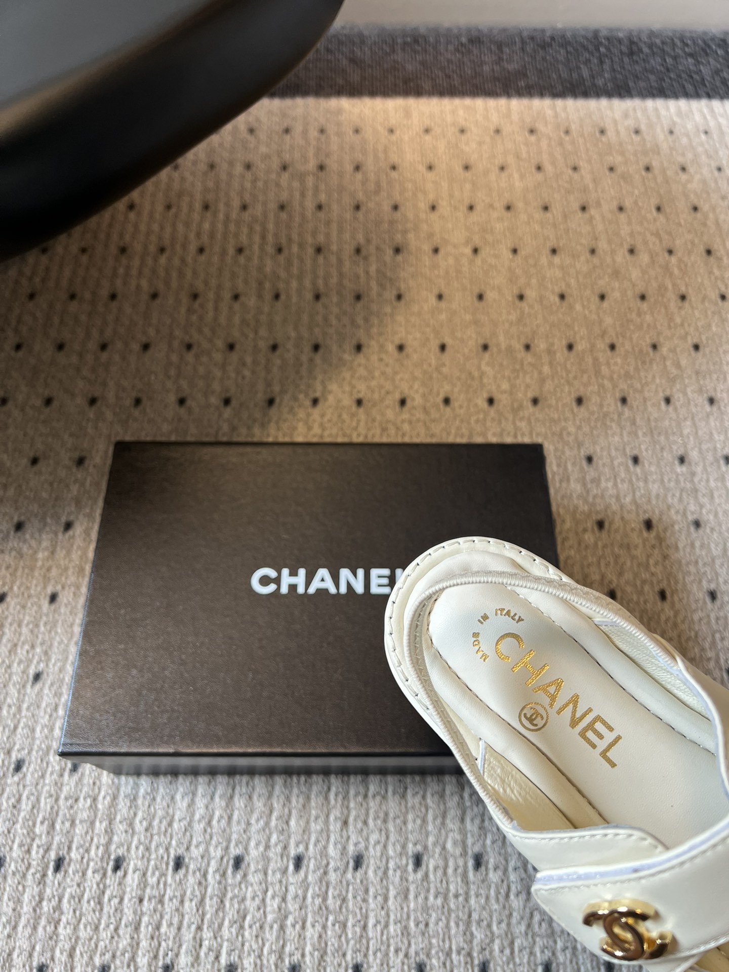 Chane*26SS春夏新款双C魔术贴厚底凉鞋经典与舒适的完美融合，这双凉拖就是懒人也能轻松驾驭的贵气单