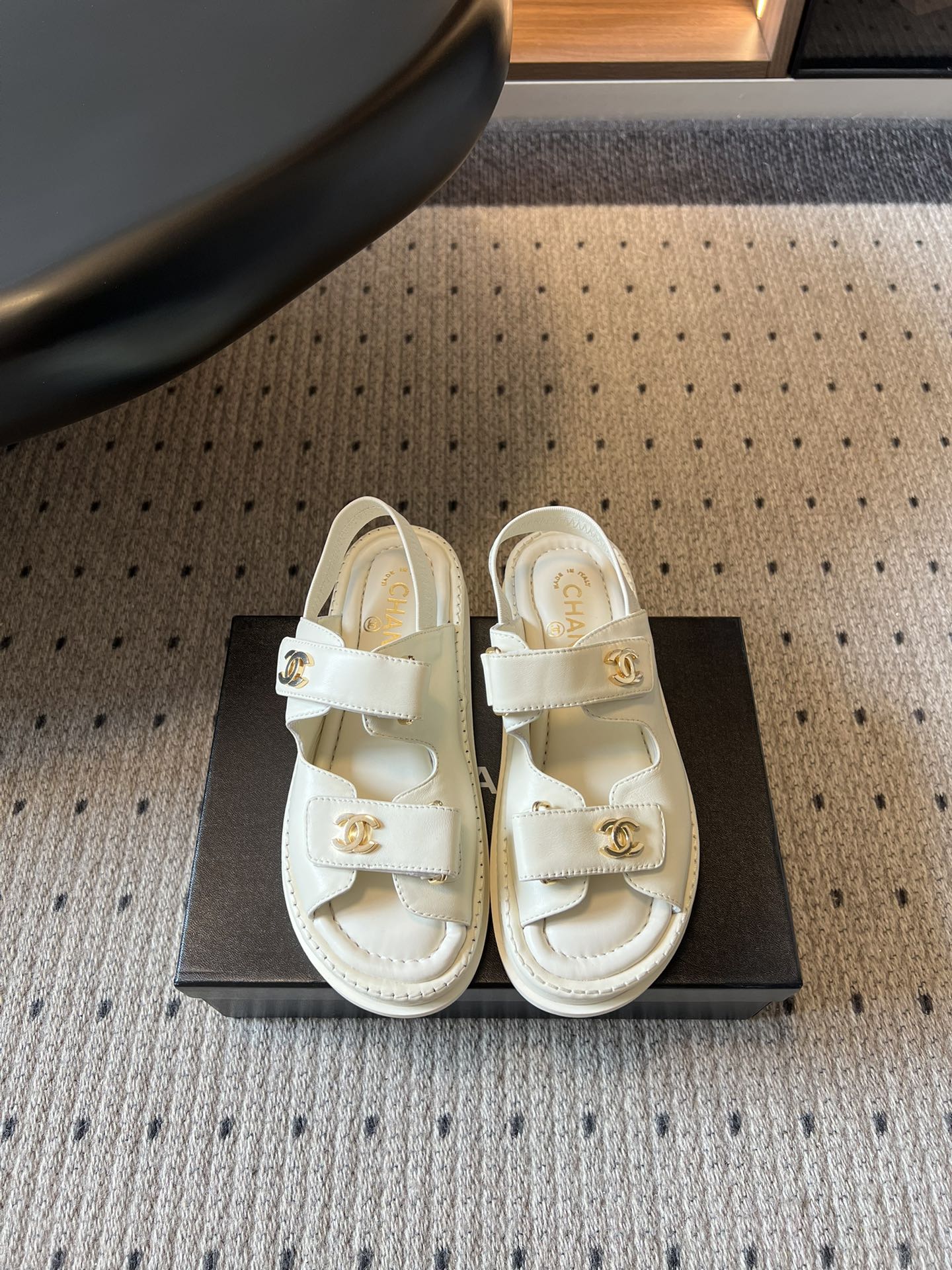 NO:786970,Chane*26SS new spring and summer double C Velcro thick-soled sandals are a perfect fusion of classics and comfort. This pair of sandals is a luxurious item that even lazy people can easily control. The design is self-recognizable, with the iconic metal buckle and double Velcro design, taking into account the neat lines and casual relaxation. The thick-soled shape quietly optimizes the proportions while also bringing an effortless fashionable atmosphere. It can be easily held whether it is paired with casual style or light and sophisticated style.  There are almost no restrictions on matching scenarios. Pair it with suit trousers and straight-leg pants for daily commuting, and you can wear it with a smart and casual temperament; pair it with shorts and dresses when going out on the weekend, and you can instantly become refreshing and age-reducing vitality, easily adapting to various styles. Cowhide upper, leather lining, wear-resistant velvet outsole, size 35-41 (customized sizes 40 and 41 are not returnable)  Heel height 3.5cm, slippers, sandals, chanel, sandals, slippers, skirts, shorts, business suit, cowhide19860909Chane*26SS春夏新款双C魔术贴厚底凉鞋 经典与舒适的完美融合,这双凉拖就是懒人也能轻松驾驭的贵气单品.设计上自带辨识度,标志性的金属饰扣搭配双魔术贴设计,兼顾了利落的线条感与随性的松弛感,厚底造型在悄悄优化比例的同时,也自带不费力的时髦氛围,不管是搭配休闲风还是轻熟风都能轻松hold住. 搭配场景几乎没有限制,日常通勤搭配西装裤、直筒裤,能穿出干练又随性的气质；周末出门搭配短裤、连衣裙,又能秒变清爽减龄的活力感,轻松适配各种穿搭风格. 鞋面牛皮 内里牛皮 大底耐磨绒大底 size35-41码（40、41码定制不退换） 跟高3.5cm,拖鞋凉鞋,chanel,sandals,slippers,skirts,shorts,business suit,cowhide,Women's Shoes