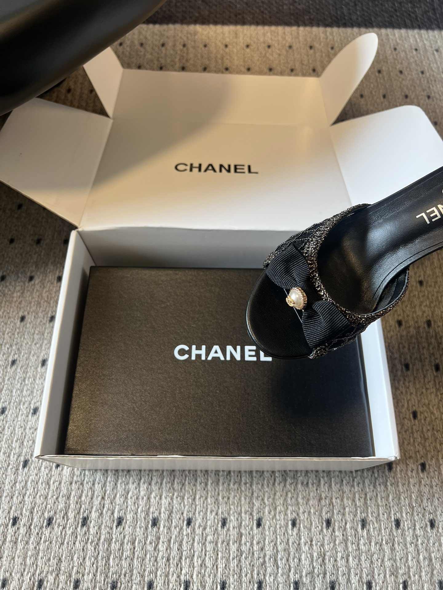 Chane*26SS春夏新款珍珠跟蝴蝶结凉拖经典的优雅从来都不会被时间定义，这双凉拖就是行走的法式浪漫范