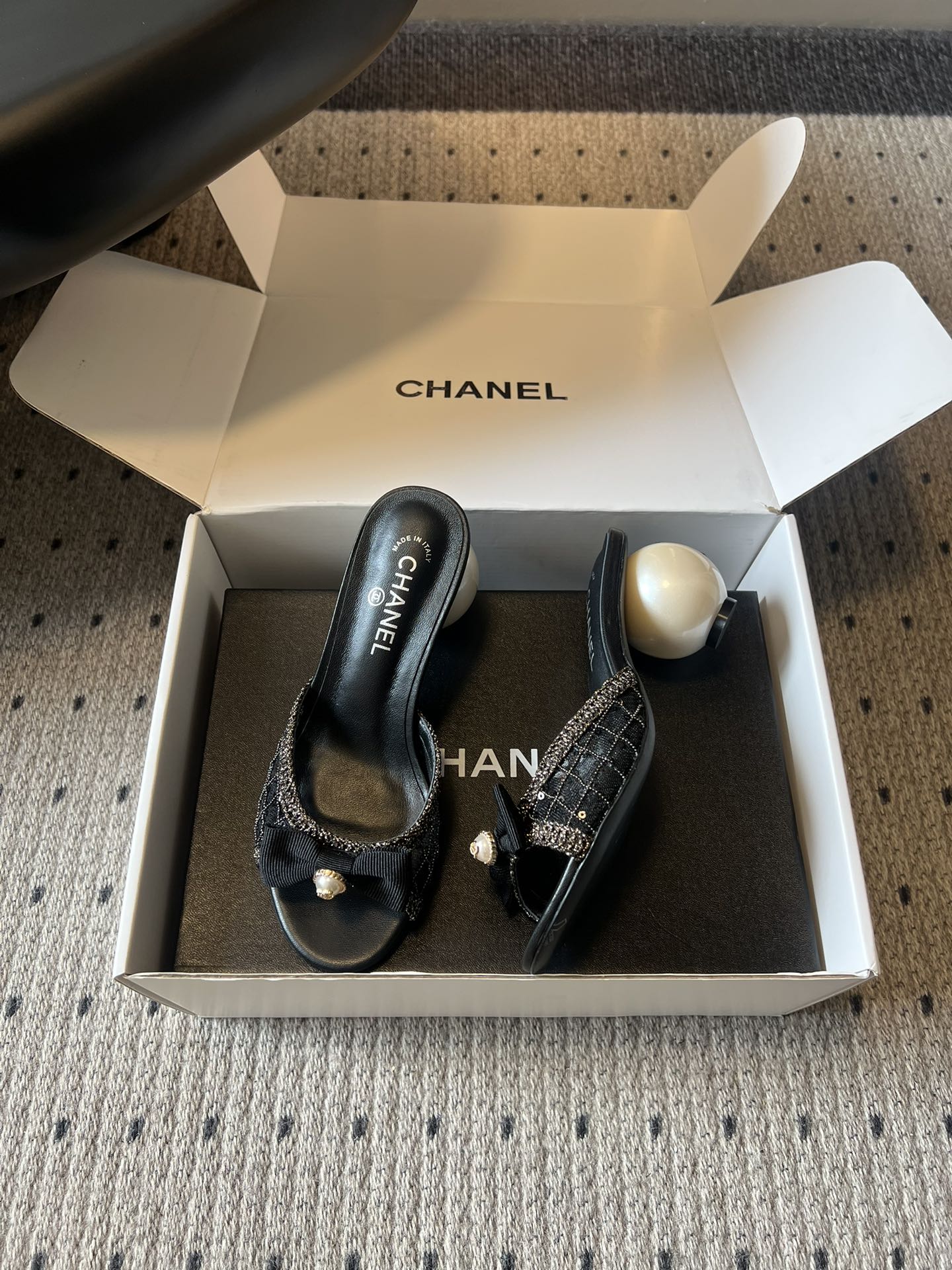 Chane*26SS春夏新款珍珠跟蝴蝶结凉拖经典的优雅从来都不会被时间定义，这双凉拖就是行走的法式浪漫范