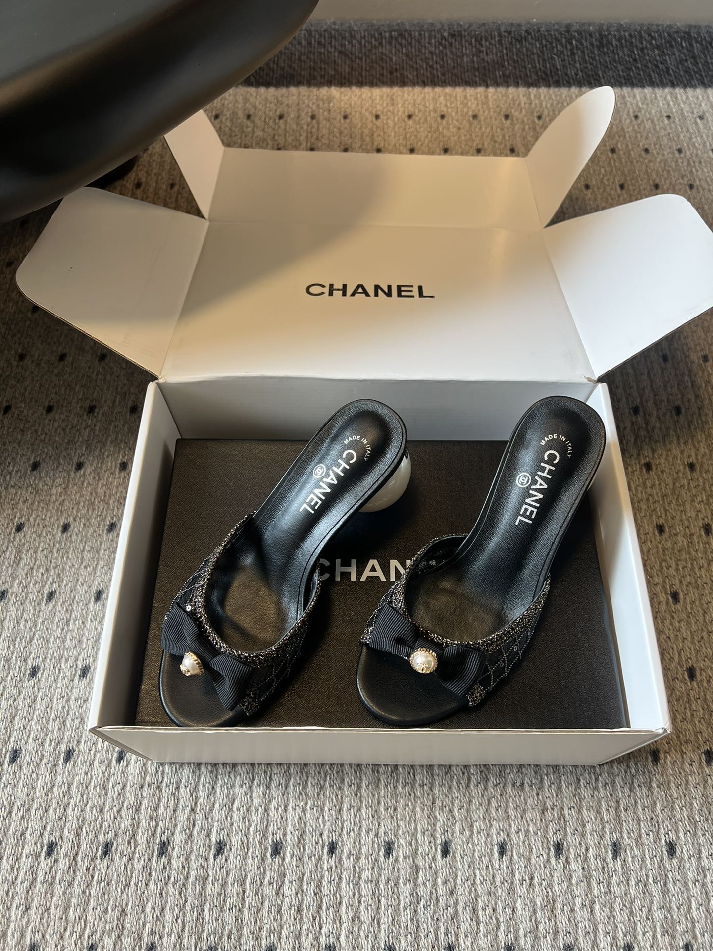 Chane*26SS春夏新款珍珠跟蝴蝶结凉拖经典的优雅从来都不会被时间定义，这双凉拖就是行走的法式浪漫范