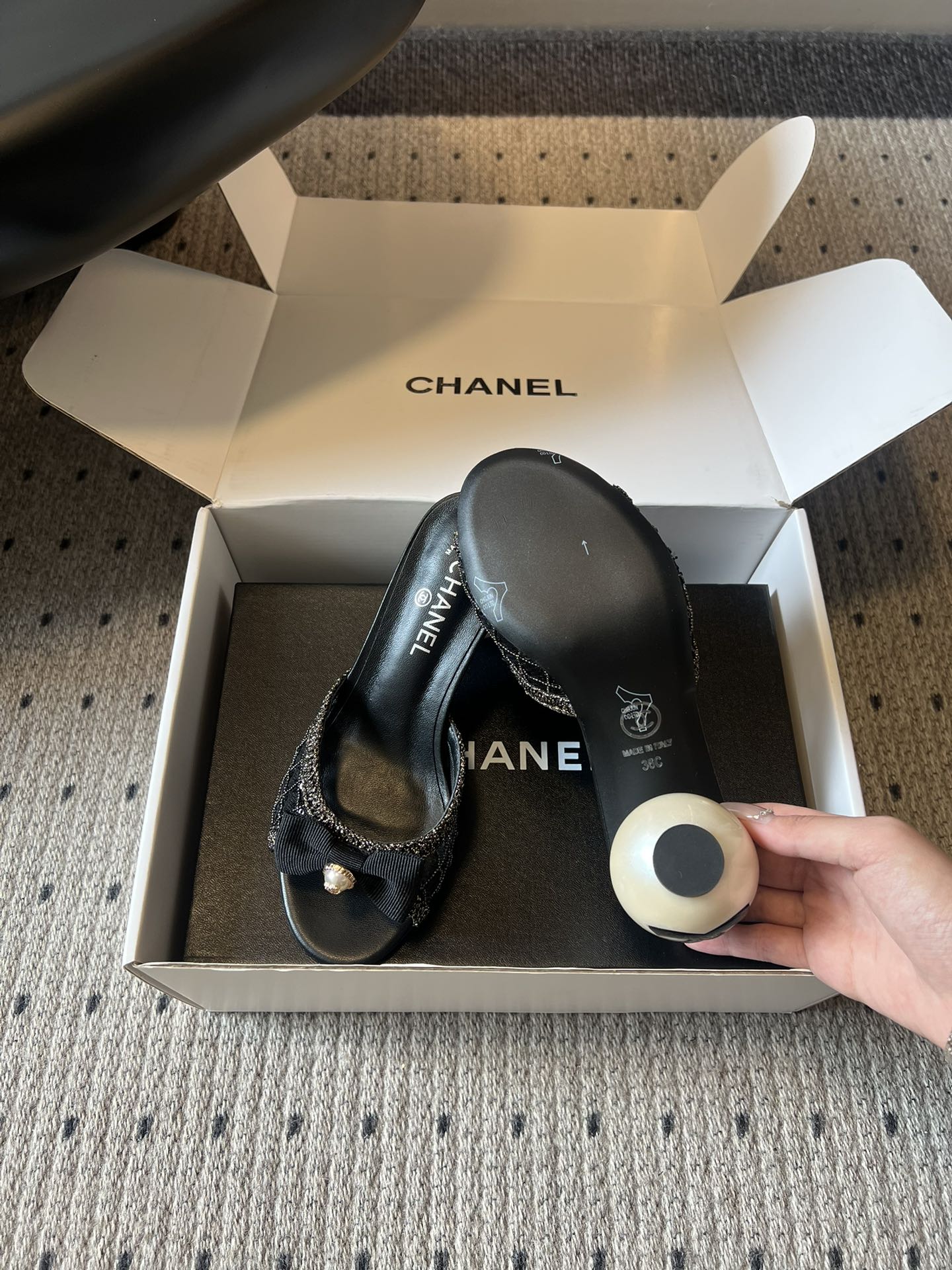 Chane*26SS春夏新款珍珠跟蝴蝶结凉拖经典的优雅从来都不会被时间定义，这双凉拖就是行走的法式浪漫范