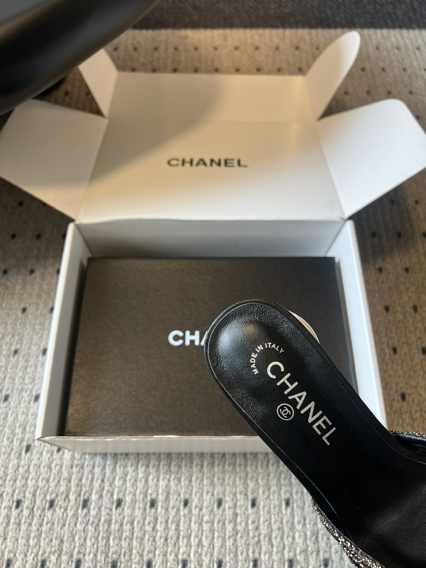 Chane*26SS春夏新款珍珠跟蝴蝶结凉拖经典的优雅从来都不会被时间定义，这双凉拖就是行走的法式浪漫范