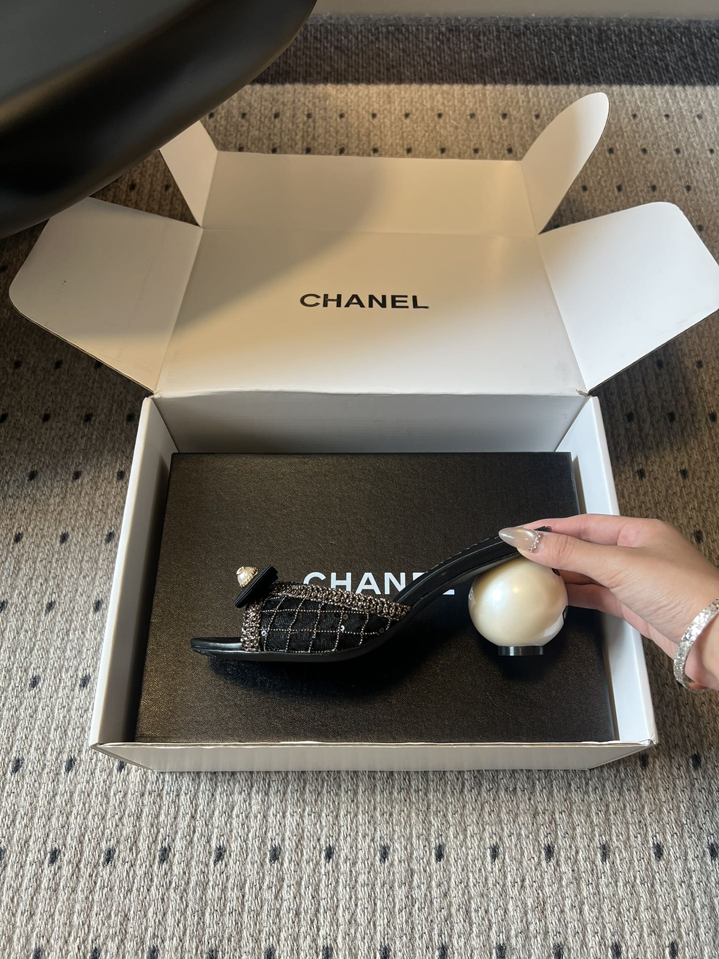 Chane*26SS春夏新款珍珠跟蝴蝶结凉拖经典的优雅从来都不会被时间定义，这双凉拖就是行走的法式浪漫范