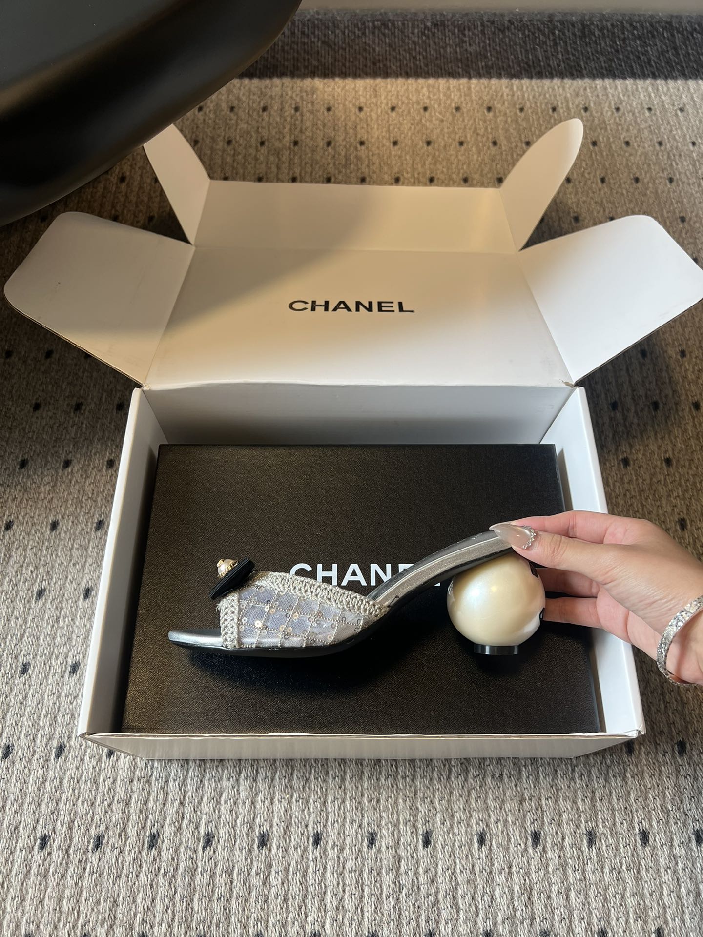 Chane*26SS春夏新款珍珠跟蝴蝶结凉拖经典的优雅从来都不会被时间定义，这双凉拖就是行走的法式浪漫范
