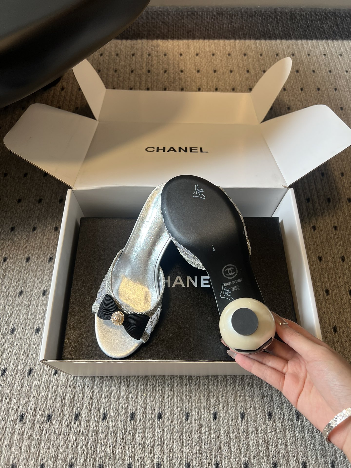 Chane*26SS春夏新款珍珠跟蝴蝶结凉拖经典的优雅从来都不会被时间定义，这双凉拖就是行走的法式浪漫范