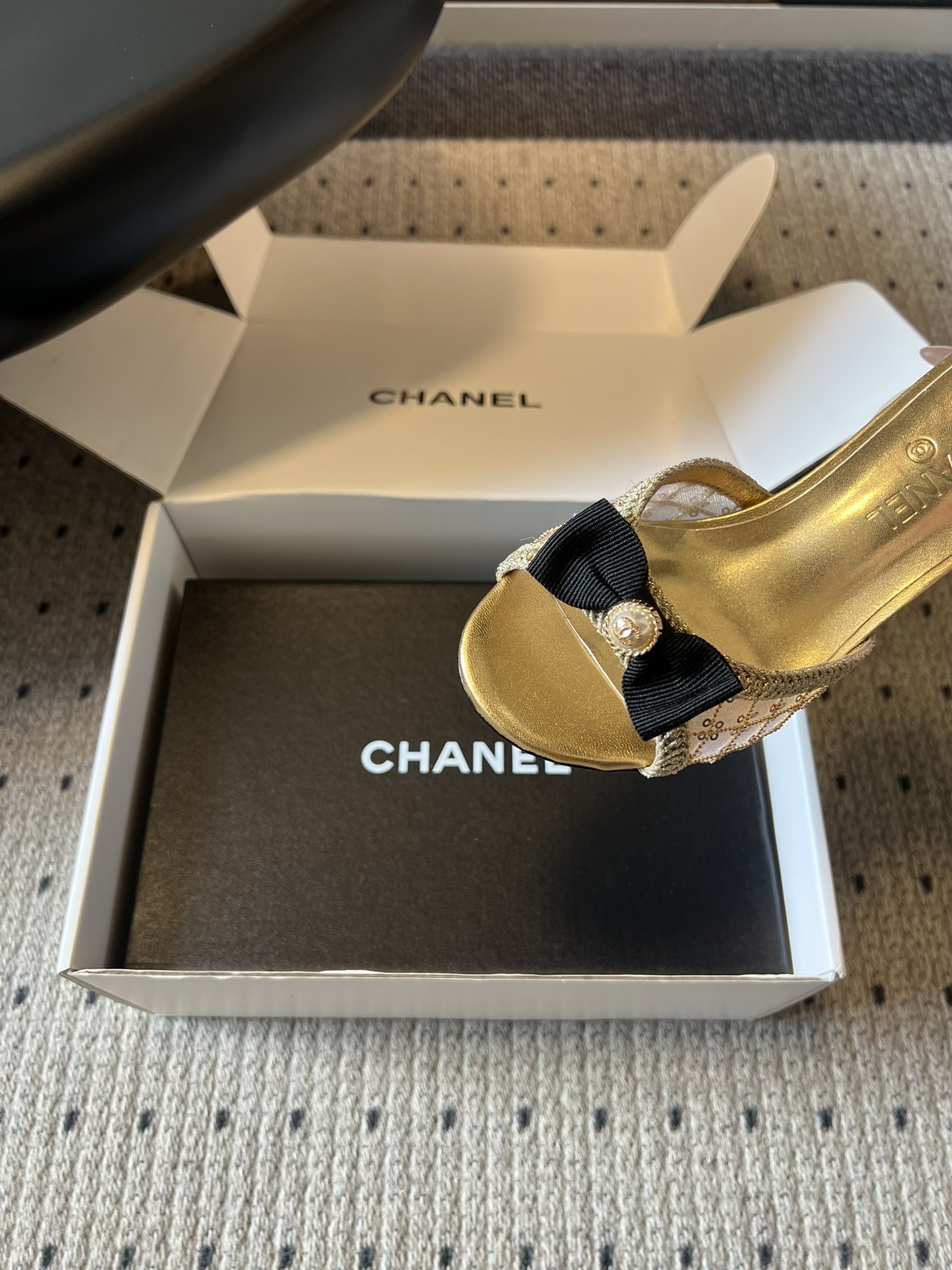 Chane*26SS春夏新款珍珠跟蝴蝶结凉拖经典的优雅从来都不会被时间定义，这双凉拖就是行走的法式浪漫范