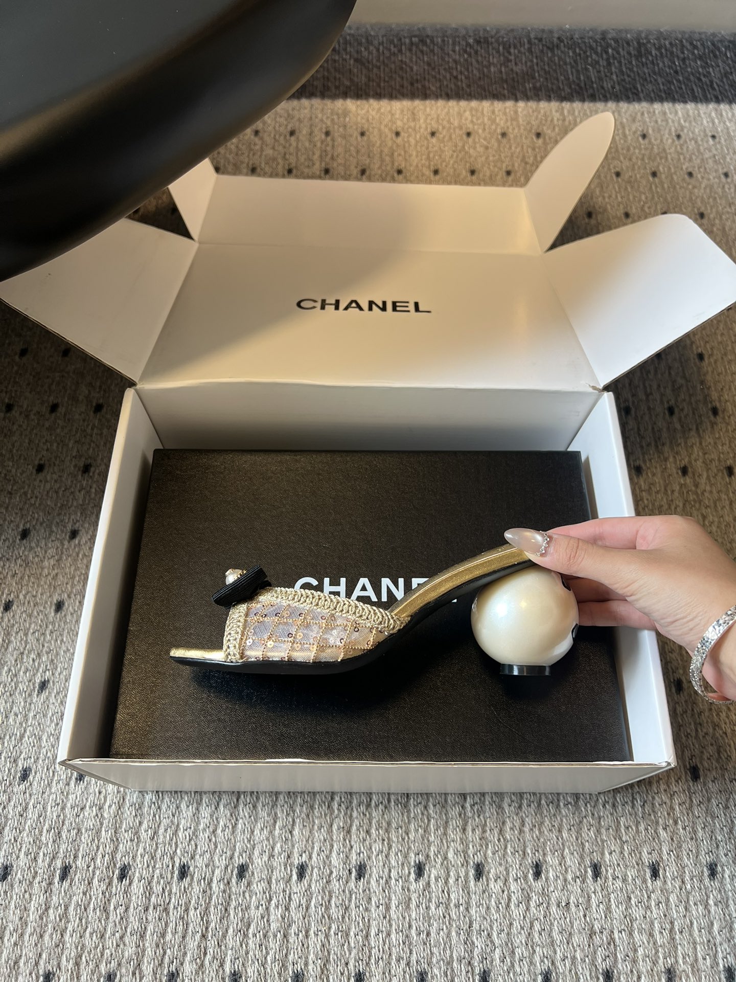 Chane*26SS春夏新款珍珠跟蝴蝶结凉拖经典的优雅从来都不会被时间定义，这双凉拖就是行走的法式浪漫范