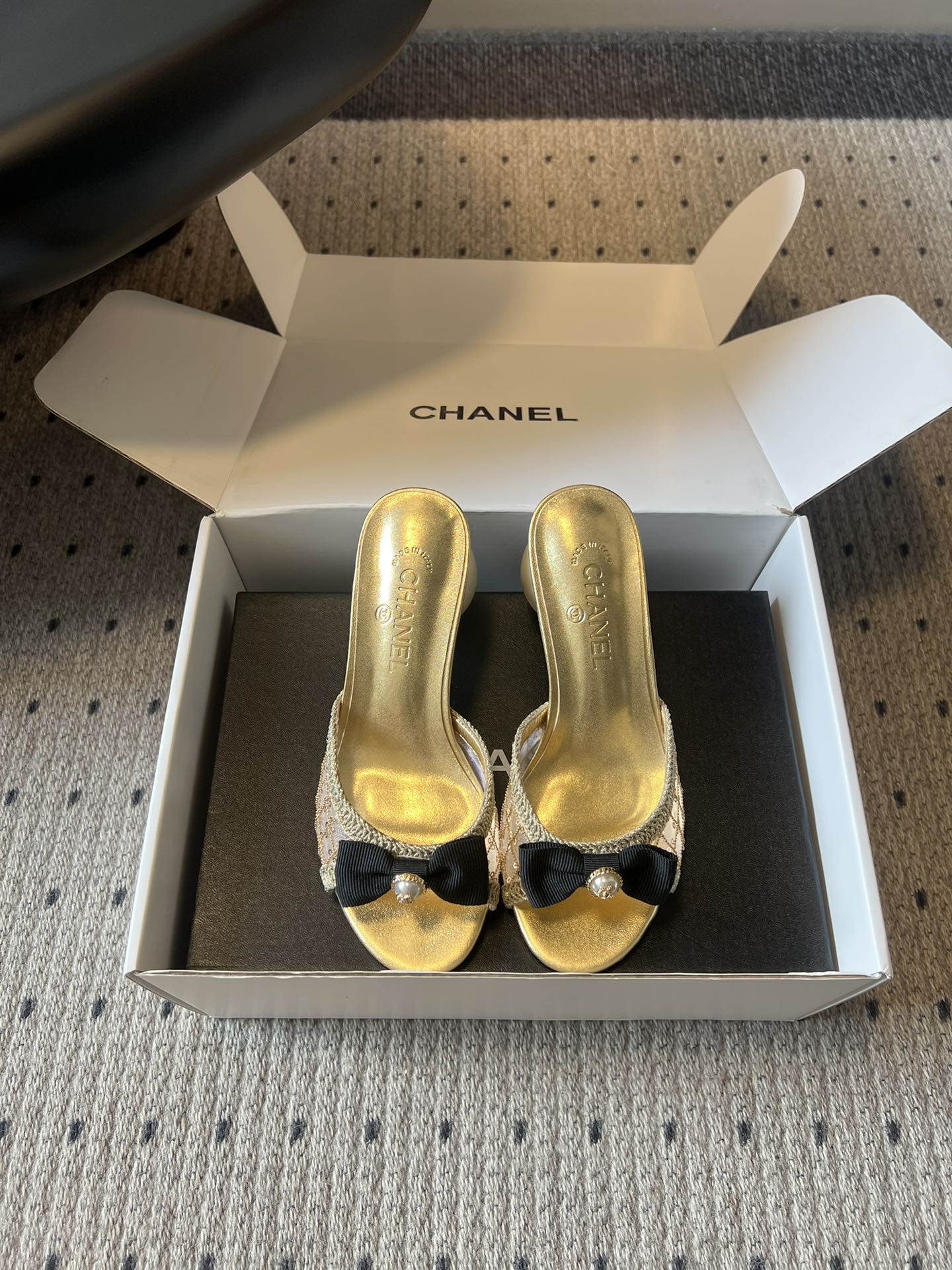 NO:786950,Chane*26SS new spring and summer pearl and bow sandals. Classic elegance has never been defined by time. This pair of sandals is a walking example of French romance. The design has a high level of recognition, with iconic decorative details and three-dimensional bows. It is gentle and has just the right sense of sophistication. The shape of the pearl heel is the finishing touch, making the overall style break away from the norm, bringing nobility without being ostentatious.  There is no need to choose the scene at all. Wear it with suit pants and wide-leg pants for daily commuting, and you can wear it with a smart and neat temperament; wear it with dresses and skirts on weekend dates, and it can instantly transform into a gentle and sweet atmosphere, and you can easily hold various styles. The upper is made of cowhide, the lining is leather, and the outsole is genuine leather.  suit,cowhide,leather soles19860909Chane*26SS春夏新款珍珠跟蝴蝶结凉拖 经典的优雅从来都不会被时间定义,这双凉拖就是行走的法式浪漫范本.设计上自带高级辨识度,标志性的装饰细节搭配立体蝴蝶结,温柔中带着恰到好处的精致感,珍珠跟的造型更是点睛之笔,让整体风格跳出常规,自带贵气又不显张扬. 搭配上完全不挑场景,日常通勤配西装裤、阔腿裤,能穿出干练利落的气质；周末约会搭连衣裙、半身裙,又能秒变温柔甜美的氛围感,轻松hold住各种穿搭风格. 鞋面钻面 内里牛皮 大底真皮大底 size35-41码（40、41码定制不退换） 跟高7cm,拖鞋,chanel,slippers,skirts,business suit,cowhide,Leather soles,Women's Shoes