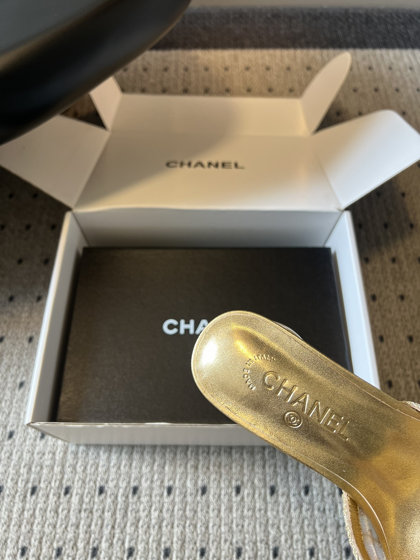 Chane*26SS春夏新款珍珠跟蝴蝶结凉拖经典的优雅从来都不会被时间定义，这双凉拖就是行走的法式浪漫范