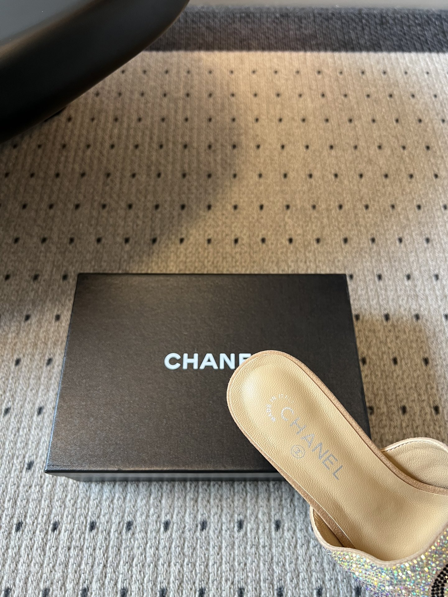 Chane*26SS春夏新款满钻双C珍珠跟凉拖设计上把品牌标志性元素玩到极致，满钻的鞋面搭配醒目的双C标