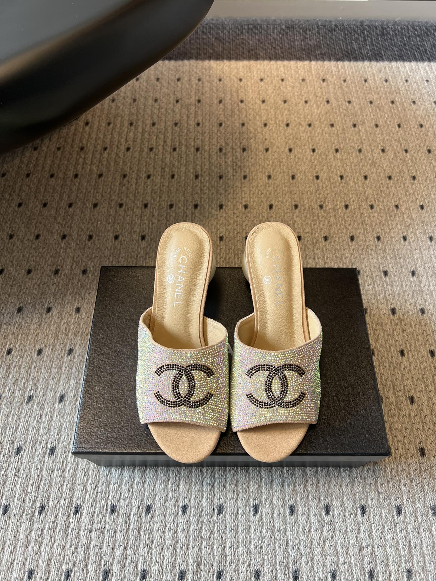 NO:786955,Chane*26SS new spring and summer full-diamond double-C pearl heel sandals are designed to take the brand's iconic elements to the extreme. The full-diamond upper is matched with the eye-catching double C logo, which has a smart luster under the light. The shape of the pearl heel breaks the convention, and has a relaxed and high-end recognition. Every detail shows a unique taste.  The details are all carefully considered, and the brand's unique texture blessing makes it more than just a pair of sandals, but also a secret weapon to enhance your dressing style. Whether it is a personal collection or a gift, it is a choice that can show your taste at a glance, and you can get its charm at a glance. The upper is drilled, the lining is cowhide, and the outsole is genuine leather. Sizes 35-41 (customized sizes 40 and 41 are not returnable)  Heel height 7cm, slippers, chanel, slippers, cowhide, Leather soles19860909Chane*26SS春夏新款满钻双C珍珠跟凉拖 设计上把品牌标志性元素玩到极致,满钻的鞋面搭配醒目的双C标识,在光线下自带灵动的光泽感,珍珠跟的造型更是打破常规,自带松弛又高级的辨识度,每一处细节都在彰显独特的品味. 细节里全是经得起推敲的用心,品牌独有的质感加持,让它不止是一双凉拖,更是提升穿搭格调的秘密武器.不管是自留收藏还是作为礼物,都是能一眼彰显品味的选择,一眼就能get到它的魅力. 鞋面钻面 内里牛皮 大底真皮大底 size35-41码（40、41码定制不退换） 跟高7cm,拖鞋,chanel,slippers,cowhide,Leather soles,Women's Shoes