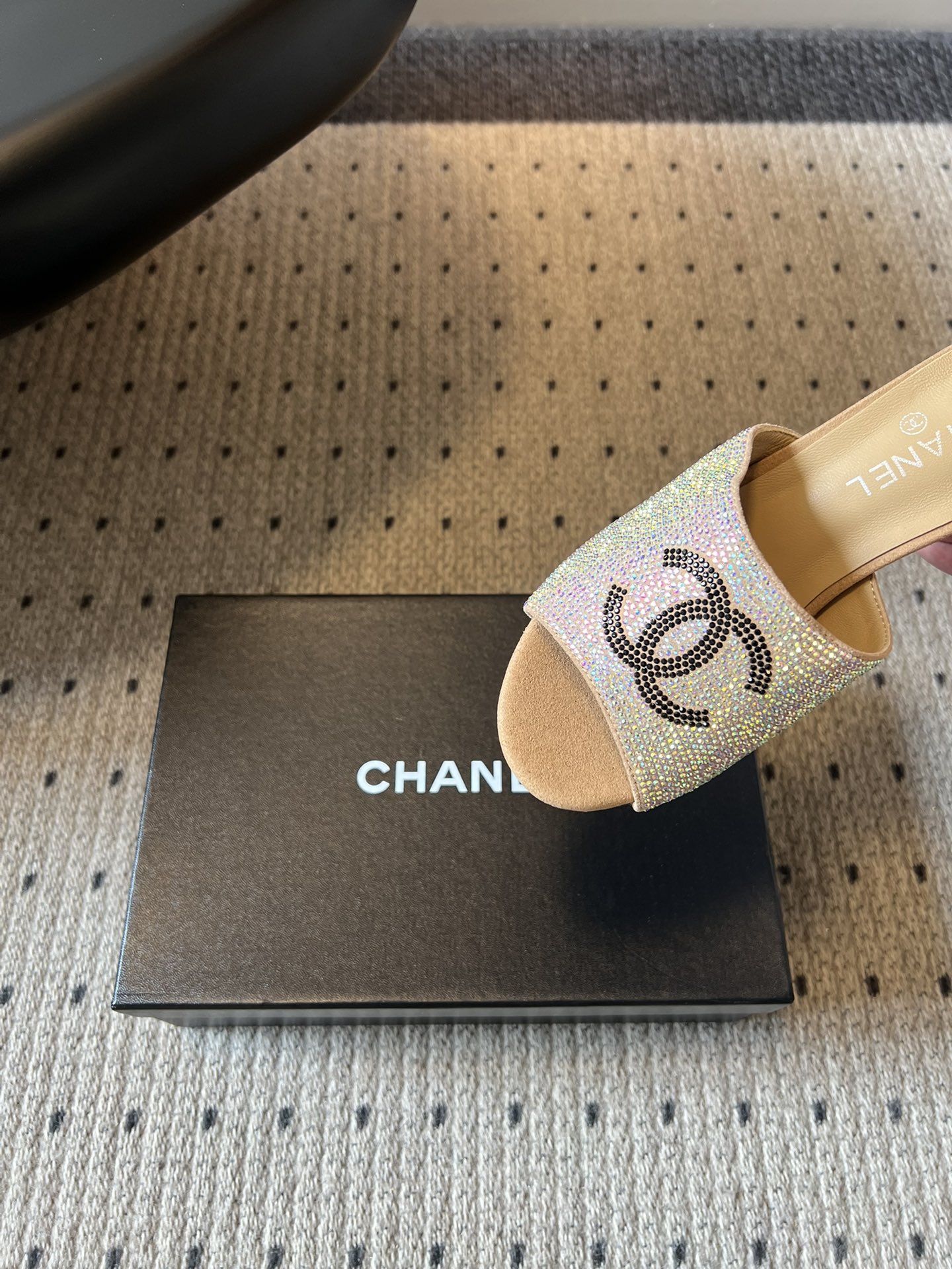 Chane*26SS春夏新款满钻双C珍珠跟凉拖设计上把品牌标志性元素玩到极致，满钻的鞋面搭配醒目的双C标