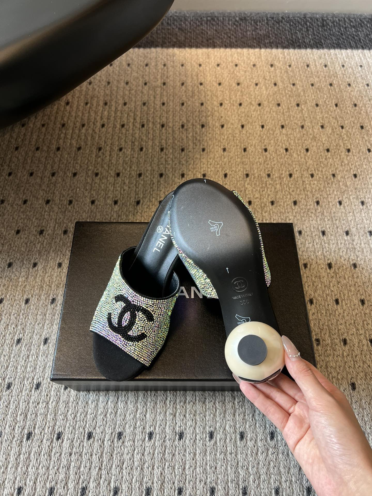 Chane*26SS春夏新款满钻双C珍珠跟凉拖设计上把品牌标志性元素玩到极致，满钻的鞋面搭配醒目的双C标