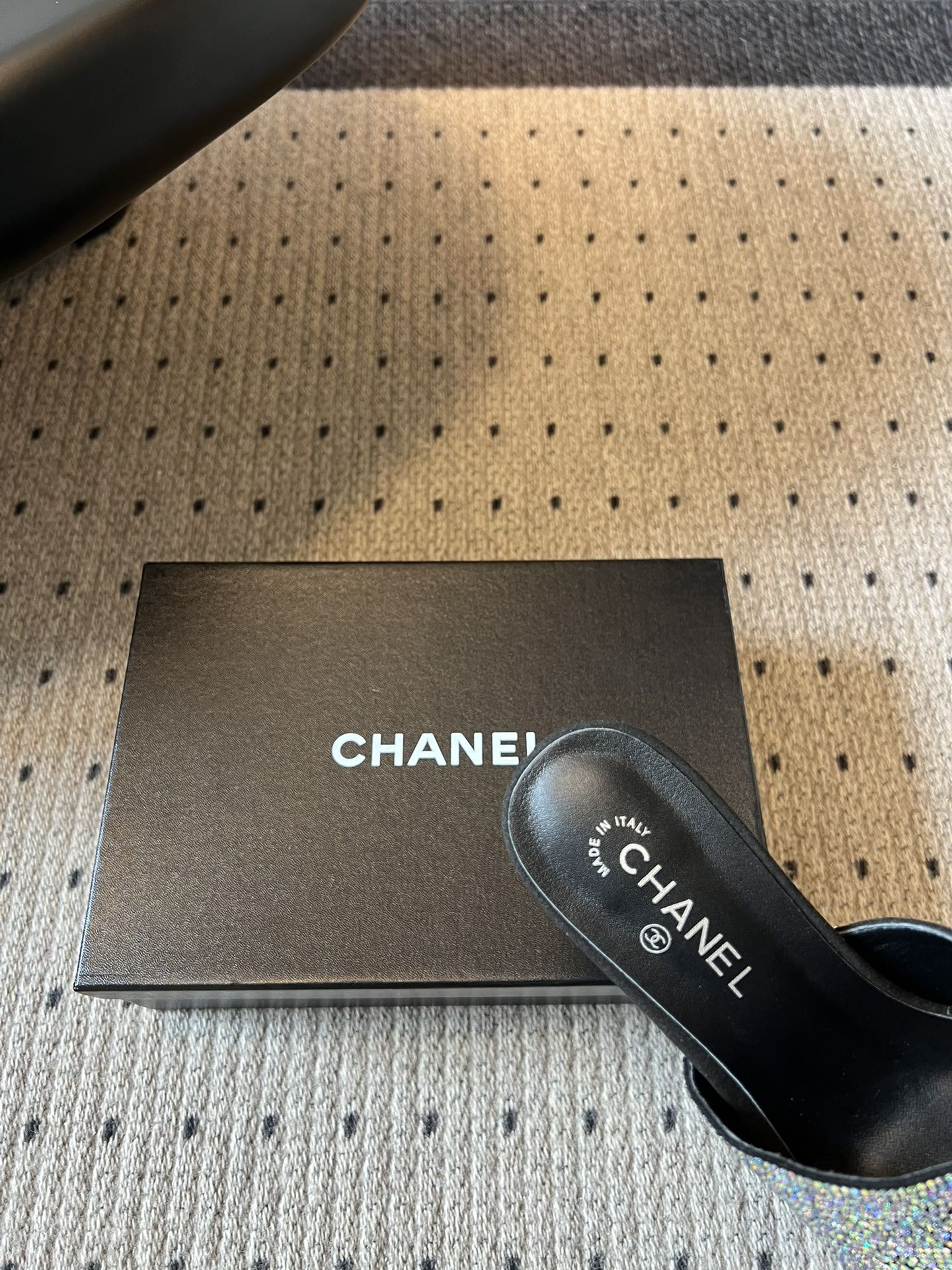 Chane*26SS春夏新款满钻双C珍珠跟凉拖设计上把品牌标志性元素玩到极致，满钻的鞋面搭配醒目的双C标