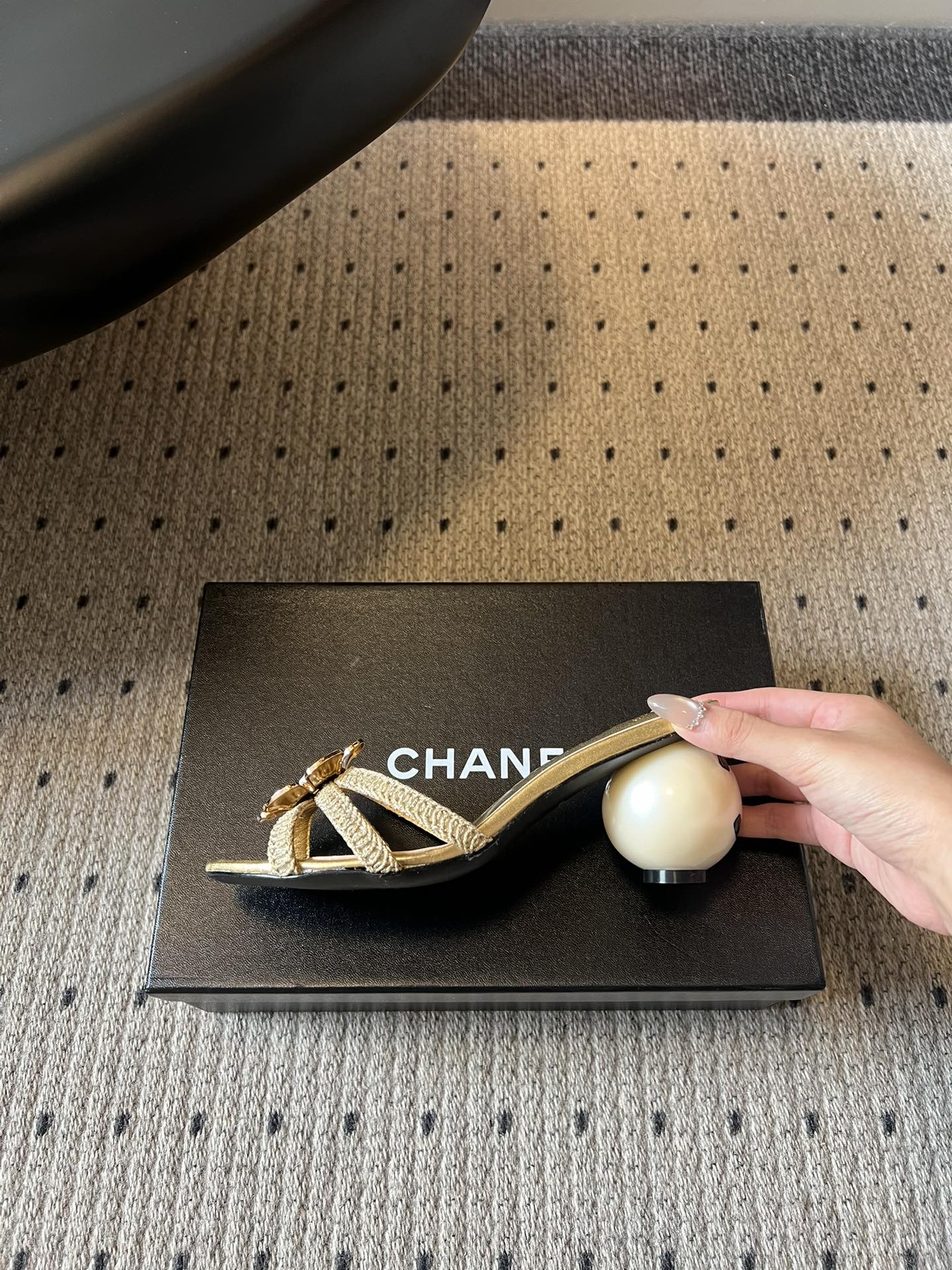 Chane*26SS春夏新款珍珠跟山茶花凉拖设计上藏满品牌标志性的浪漫巧思，经典的山茶花饰扣搭配交叉细带