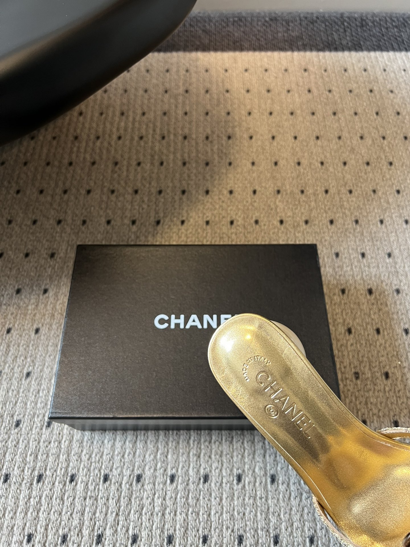 Chane*26SS春夏新款珍珠跟山茶花凉拖设计上藏满品牌标志性的浪漫巧思，经典的山茶花饰扣搭配交叉细带