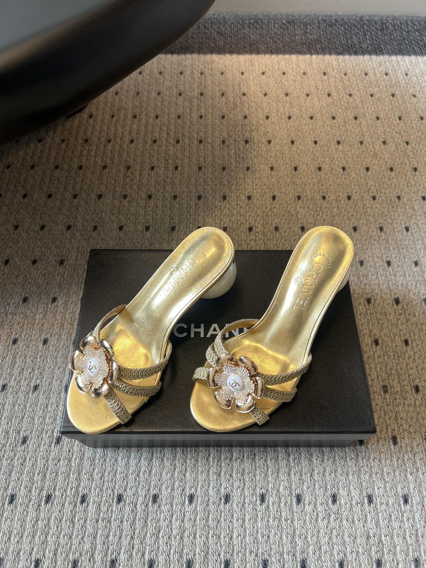 Chane*26SS春夏新款珍珠跟山茶花凉拖设计上藏满品牌标志性的浪漫巧思，经典的山茶花饰扣搭配交叉细带