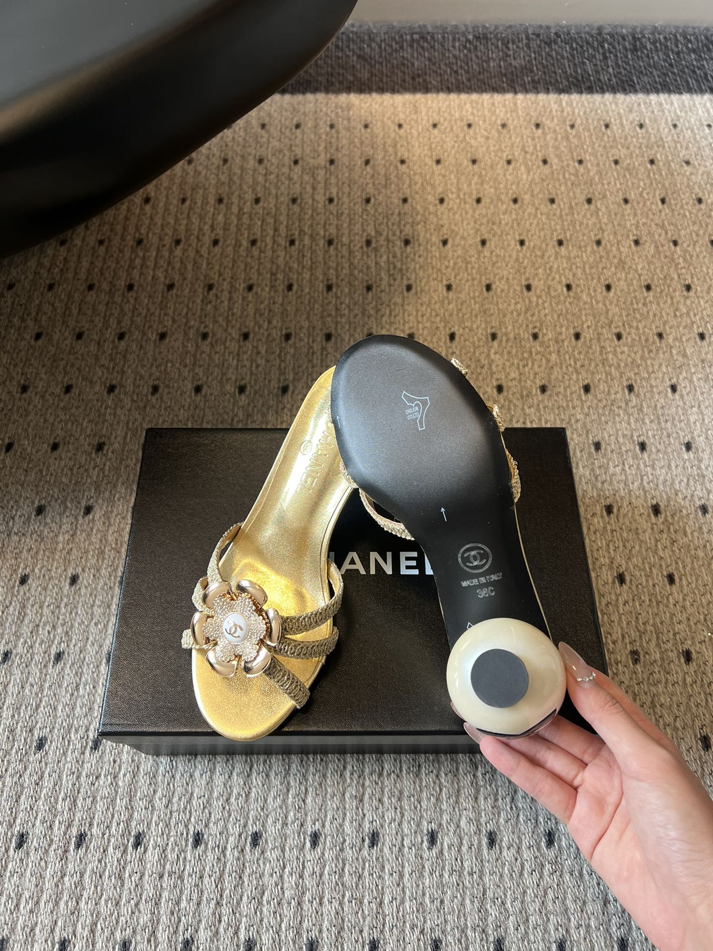 Chane*26SS春夏新款珍珠跟山茶花凉拖设计上藏满品牌标志性的浪漫巧思，经典的山茶花饰扣搭配交叉细带