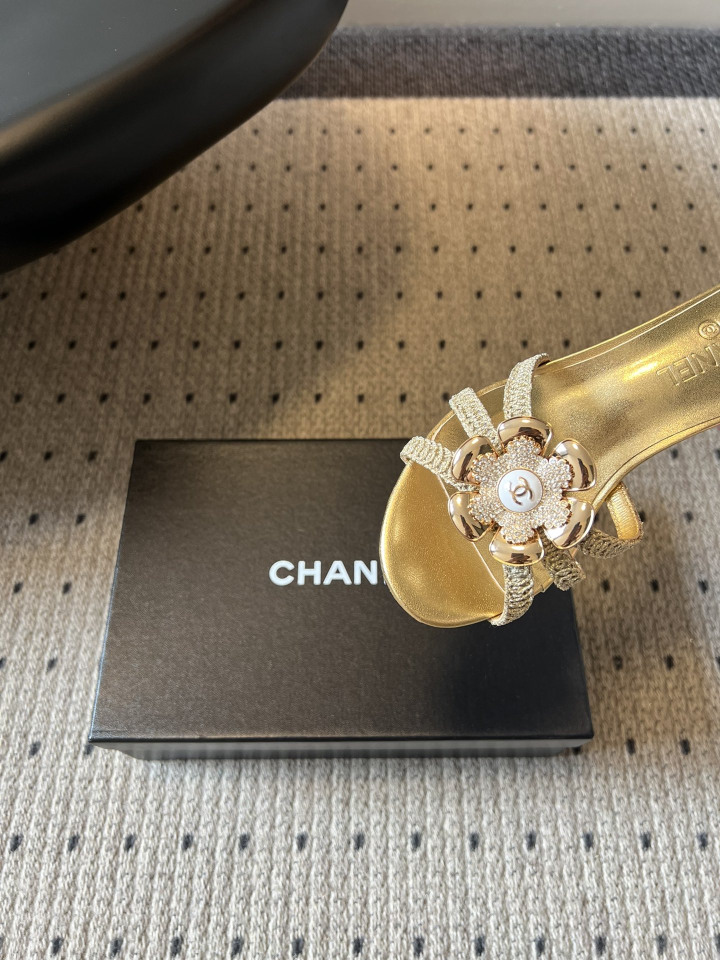 Chane*26SS春夏新款珍珠跟山茶花凉拖设计上藏满品牌标志性的浪漫巧思，经典的山茶花饰扣搭配交叉细带