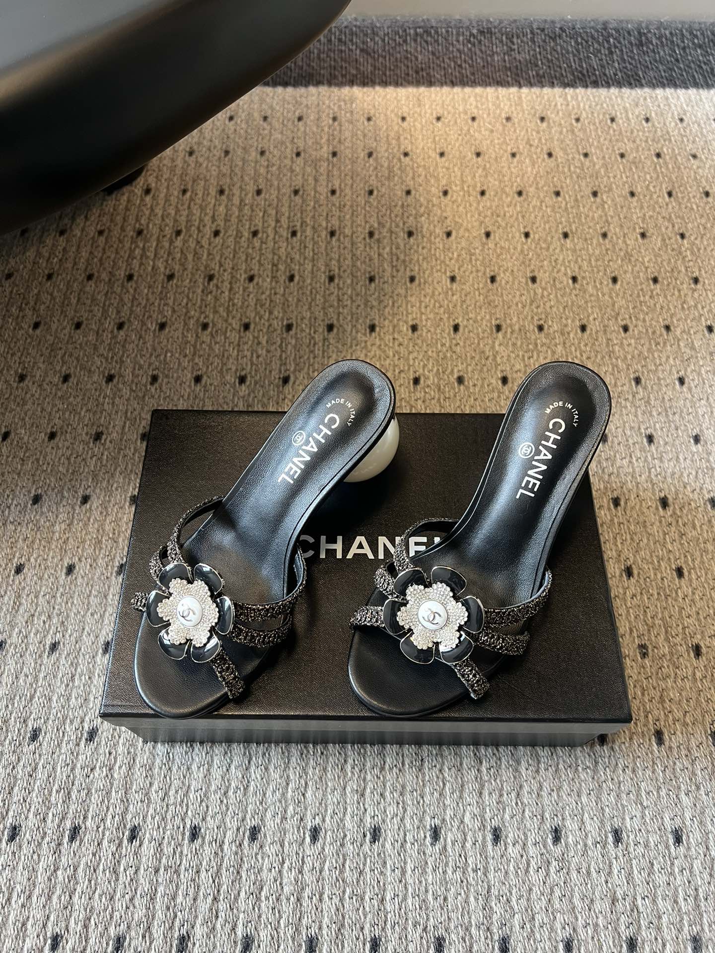 Chane*26SS春夏新款珍珠跟山茶花凉拖设计上藏满品牌标志性的浪漫巧思，经典的山茶花饰扣搭配交叉细带