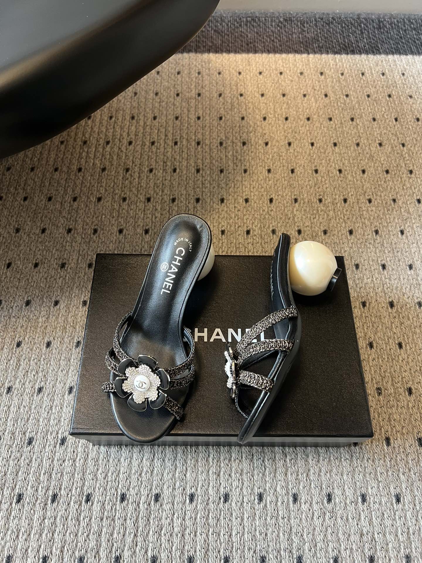 Chane*26SS春夏新款珍珠跟山茶花凉拖设计上藏满品牌标志性的浪漫巧思，经典的山茶花饰扣搭配交叉细带